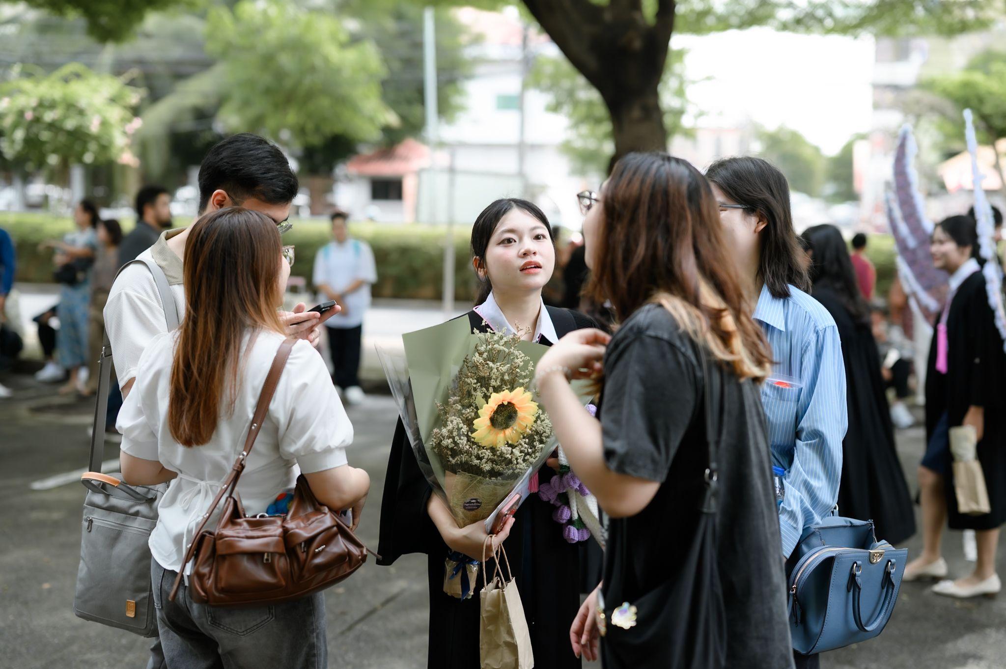 ผลงานรับปริญญา มหาวิทยาลัยเกษตรศาสตร์ โดย ถ่ายกับแชมป์ ภาพที่ 10