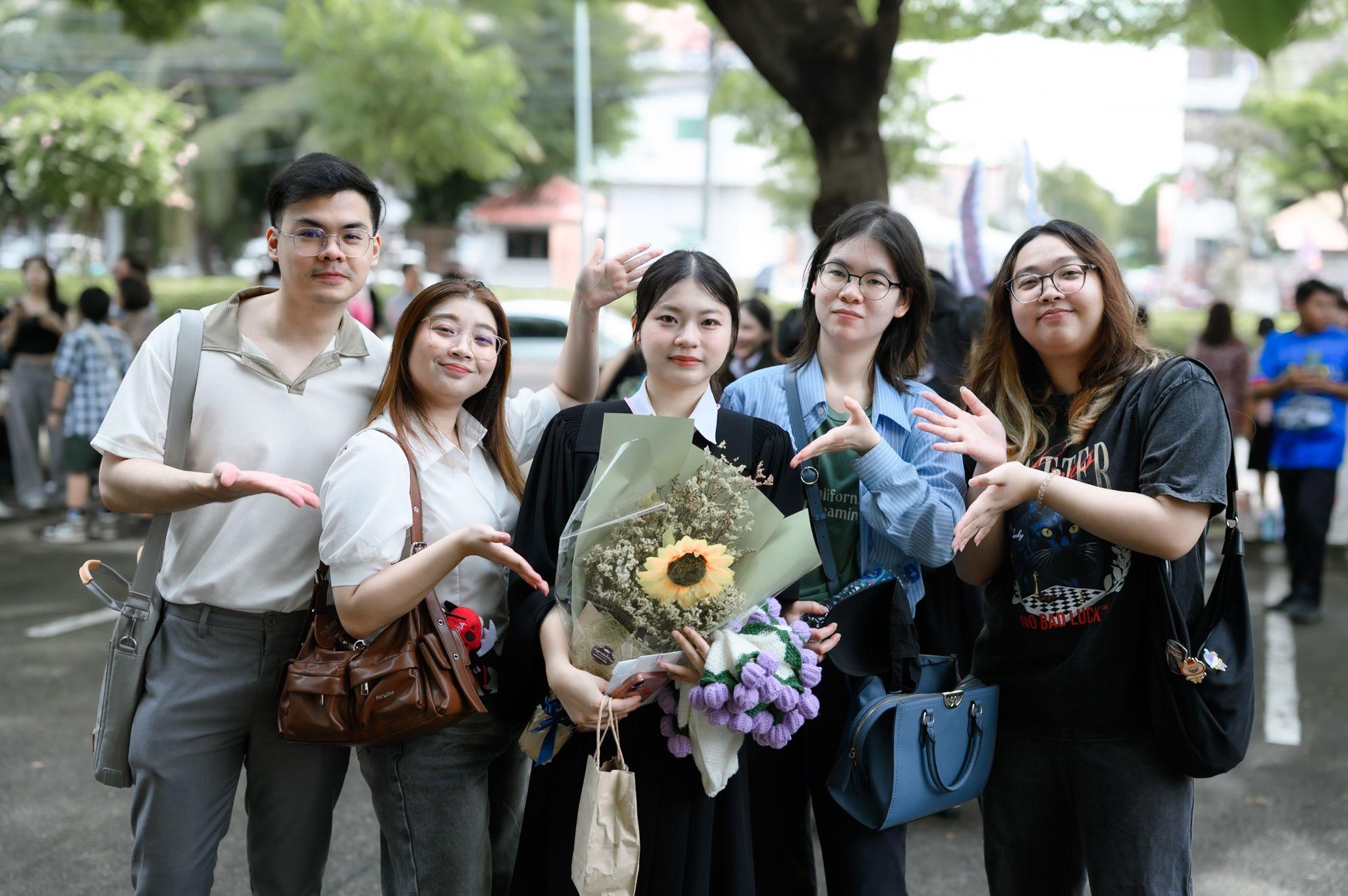 ผลงานรับปริญญา มหาวิทยาลัยเกษตรศาสตร์ โดย ถ่ายกับแชมป์ ภาพที่ 11