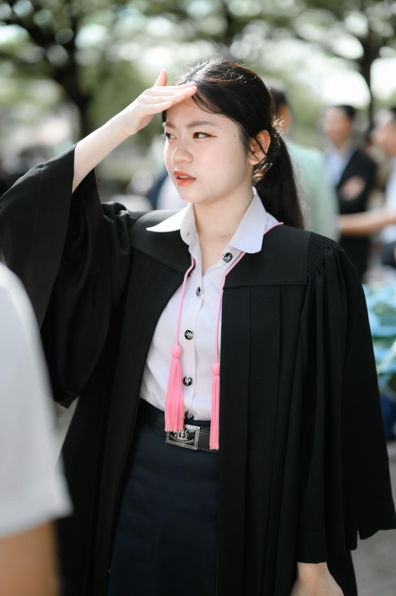 ผลงานรับปริญญา มหาวิทยาลัยเกษตรศาสตร์ โดย ถ่ายกับแชมป์ ภาพที่ 1