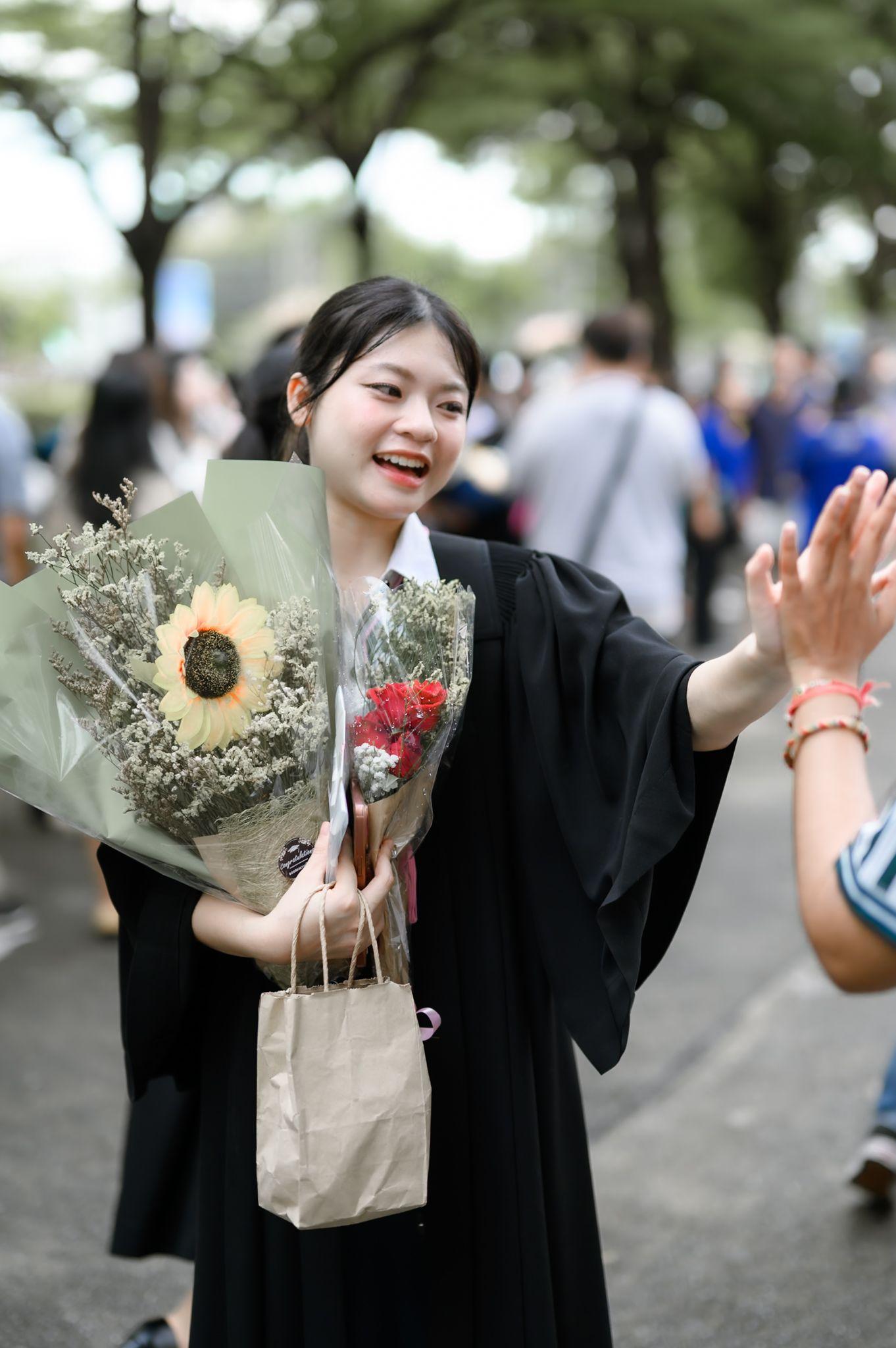 ผลงานรับปริญญา มหาวิทยาลัยเกษตรศาสตร์ โดย ถ่ายกับแชมป์ ภาพที่ 3