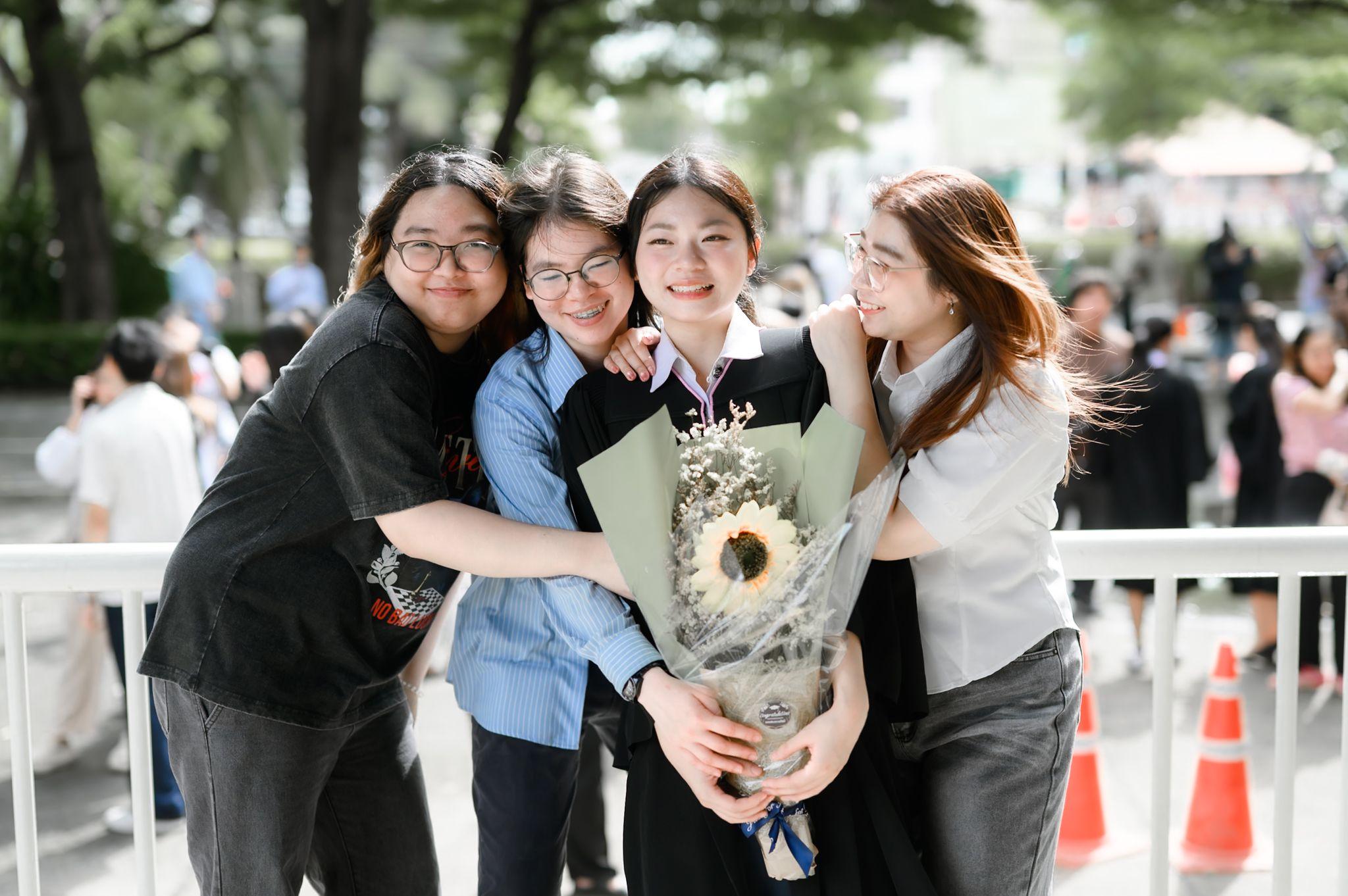 ผลงานรับปริญญา มหาวิทยาลัยเกษตรศาสตร์ โดย ถ่ายกับแชมป์ ภาพที่ 2