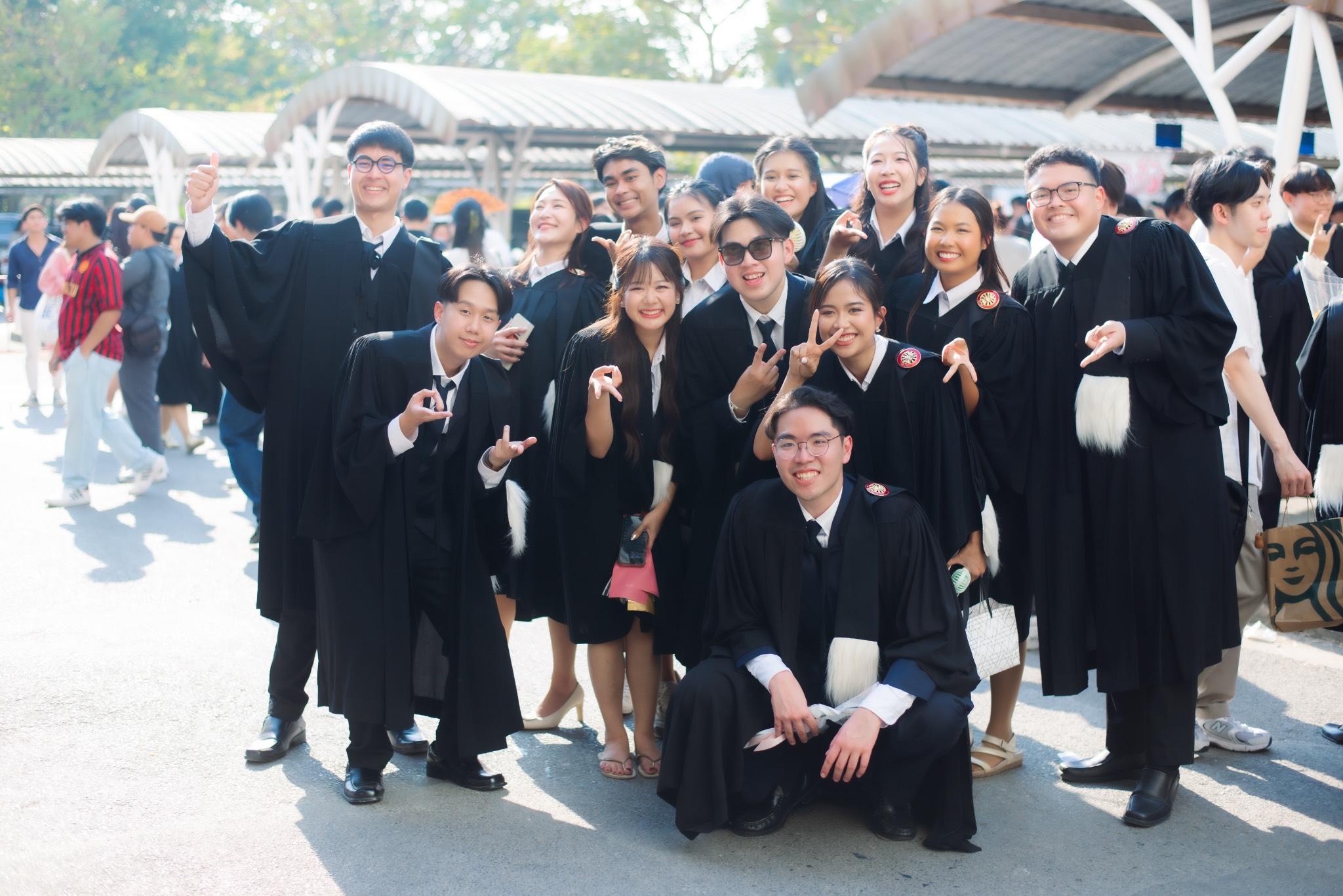 ผลงานรับปริญญา มหาวิทยาลัยธรรมศาสตร์ โดย tnppic ภาพที่ 9