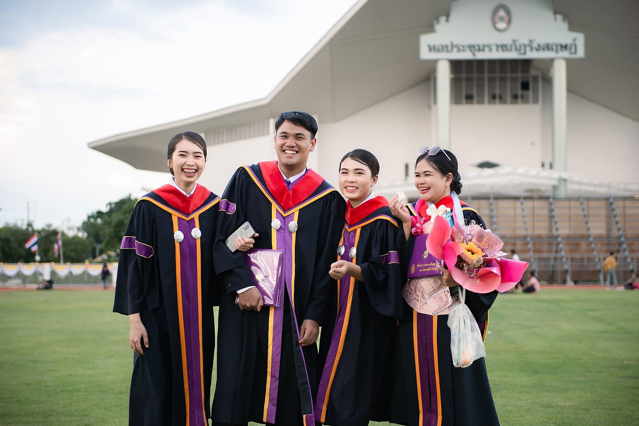 ผลงานรับปริญญา มหาวิทยาลัยราชภัฏนครราชสีมา โดย เกลือ แกง ภาพที่ 2