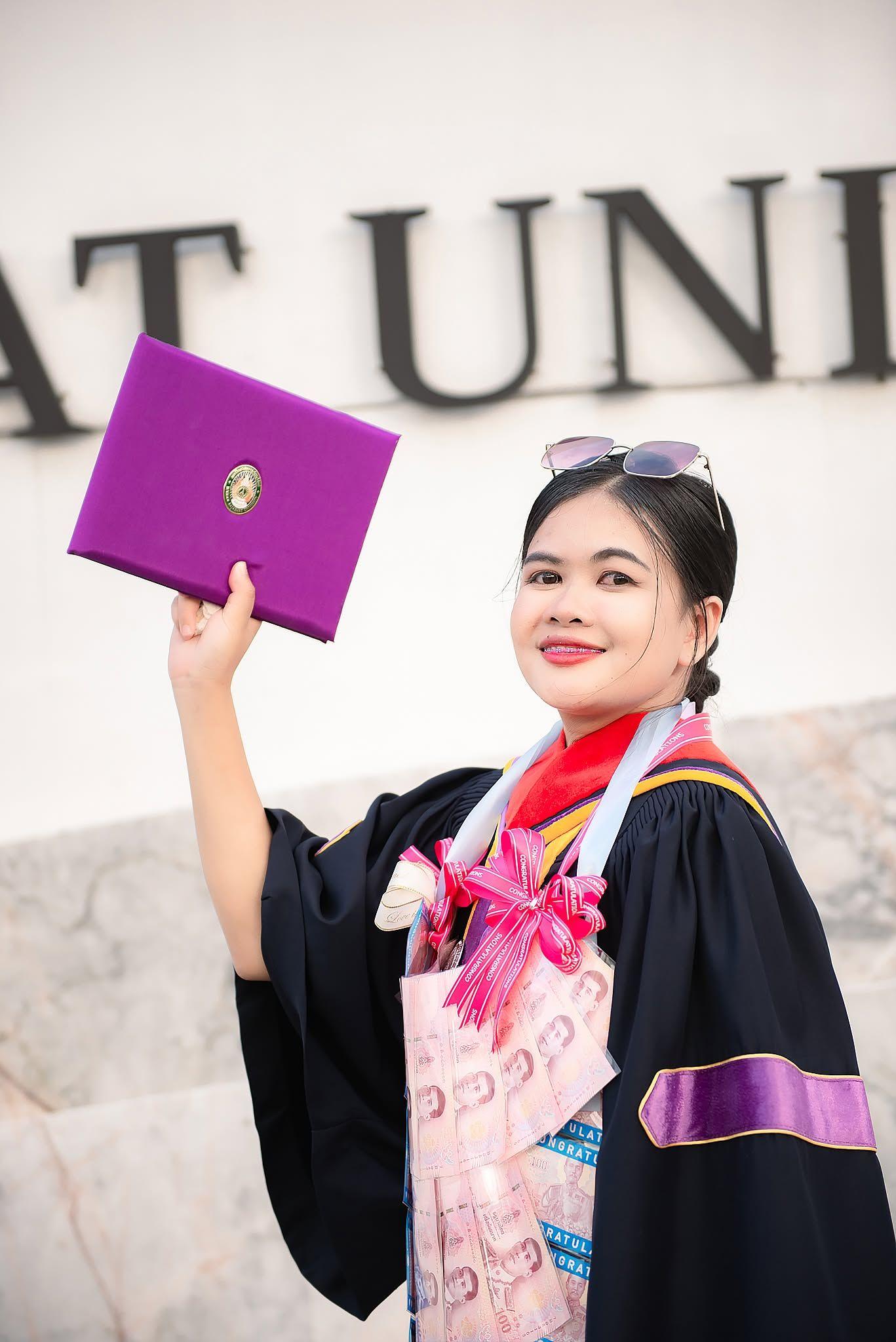 ผลงานรับปริญญา มหาวิทยาลัยราชภัฏนครราชสีมา โดย เกลือ แกง ภาพที่ 1