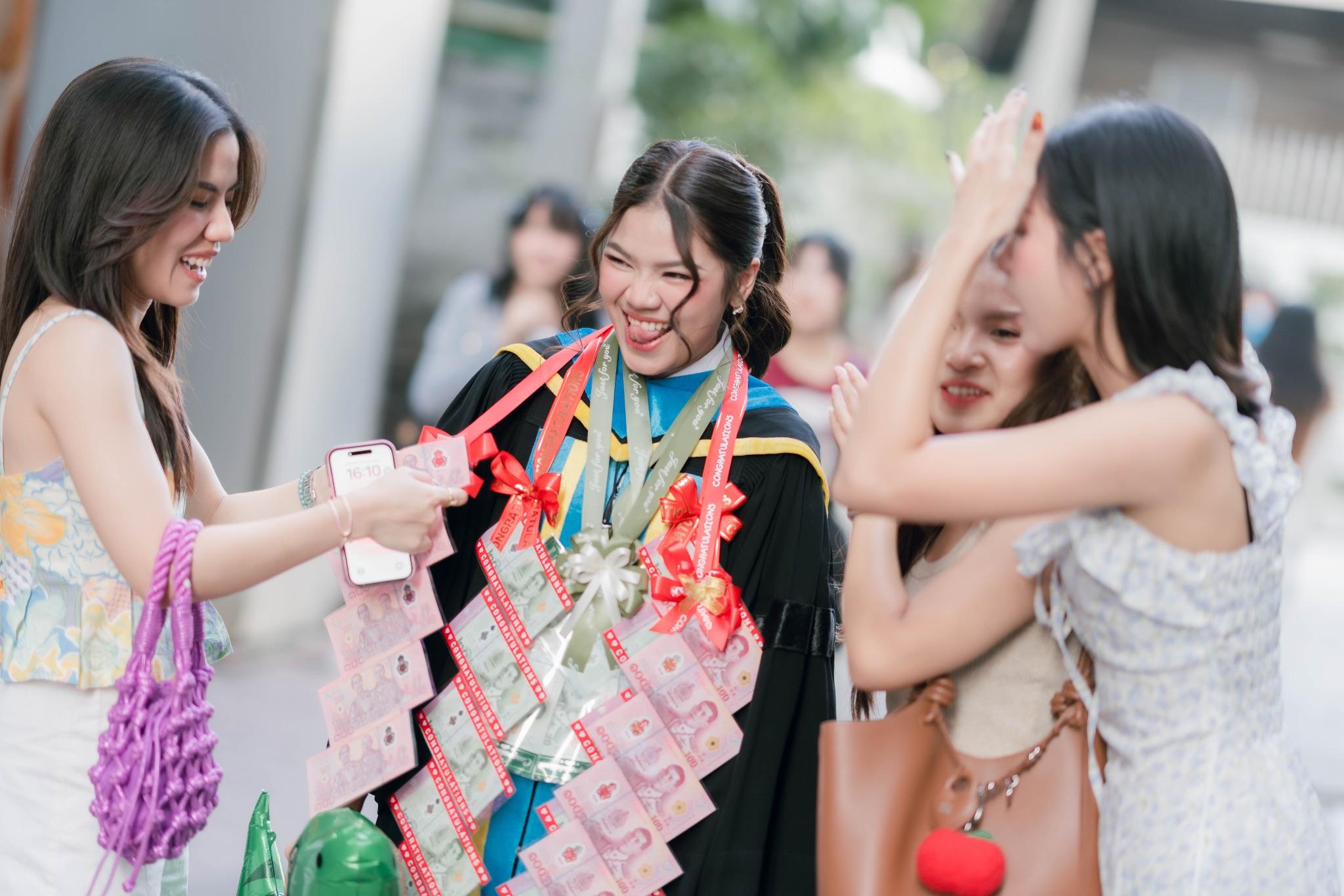 ผลงานรับปริญญา โดย Lookchin Photographer ภาพที่ 12