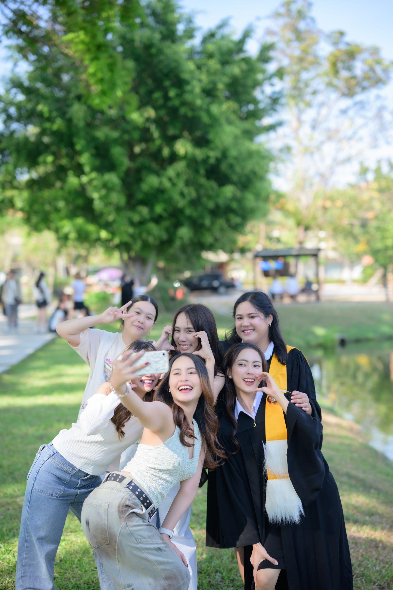 ผลงานรับปริญญา มหาวิทยาลัยธรรมศาสตร์ โดย 105.4Gallery ภาพที่ 9