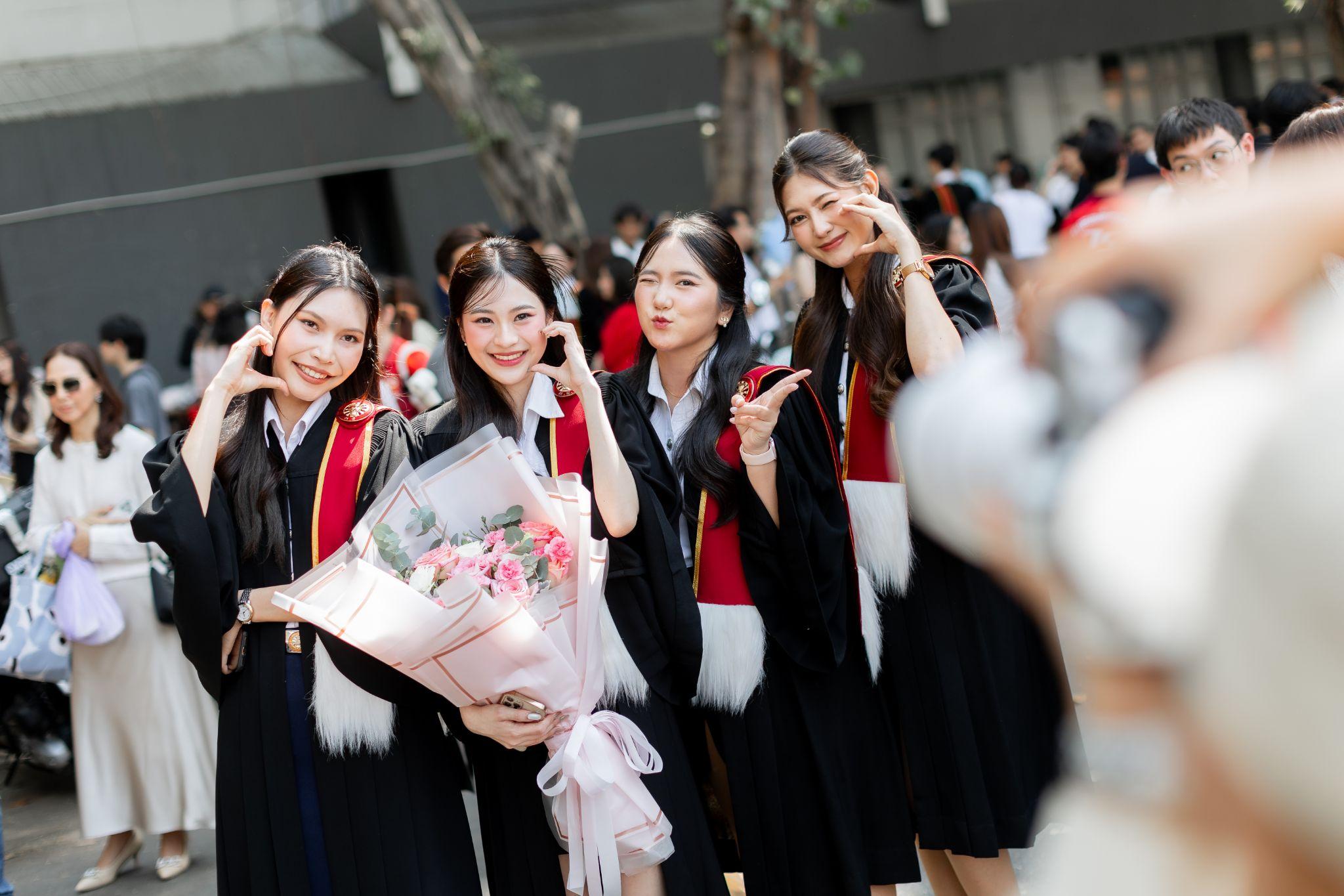 ผลงานรับปริญญา มหาวิทยาลัยธรรมศาสตร์ โดย PureHeart Photo ภาพที่ 4