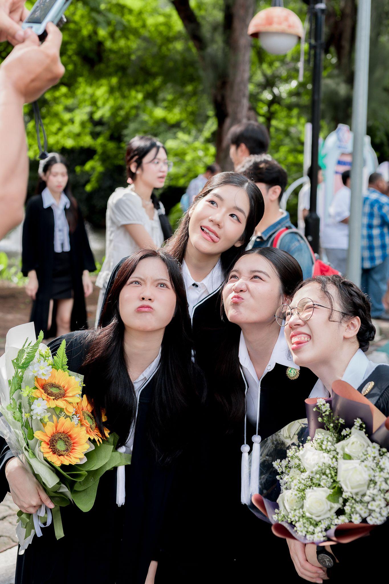 ผลงานรับปริญญา โดย Araya2002 ภาพที่ 3