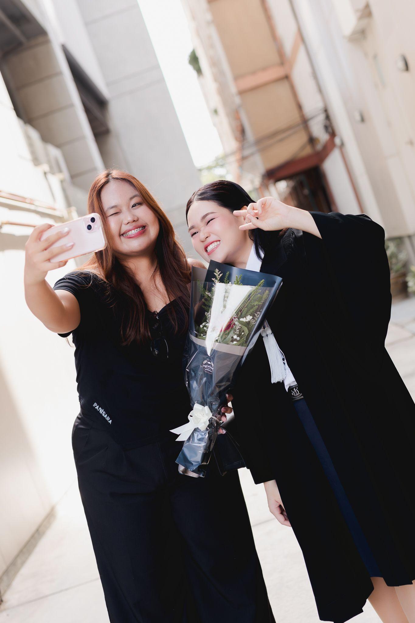 ผลงานรับปริญญา โดย Araya2002 ภาพที่ 2
