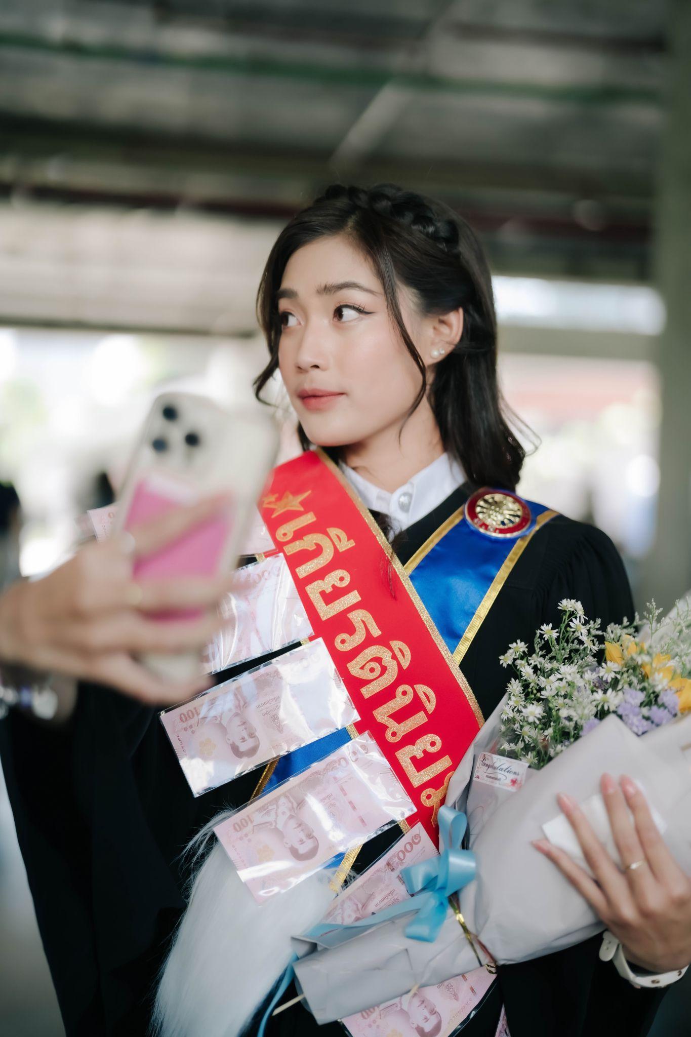 ผลงานรับปริญญา โดย Te-A-Si ภาพที่ 2
