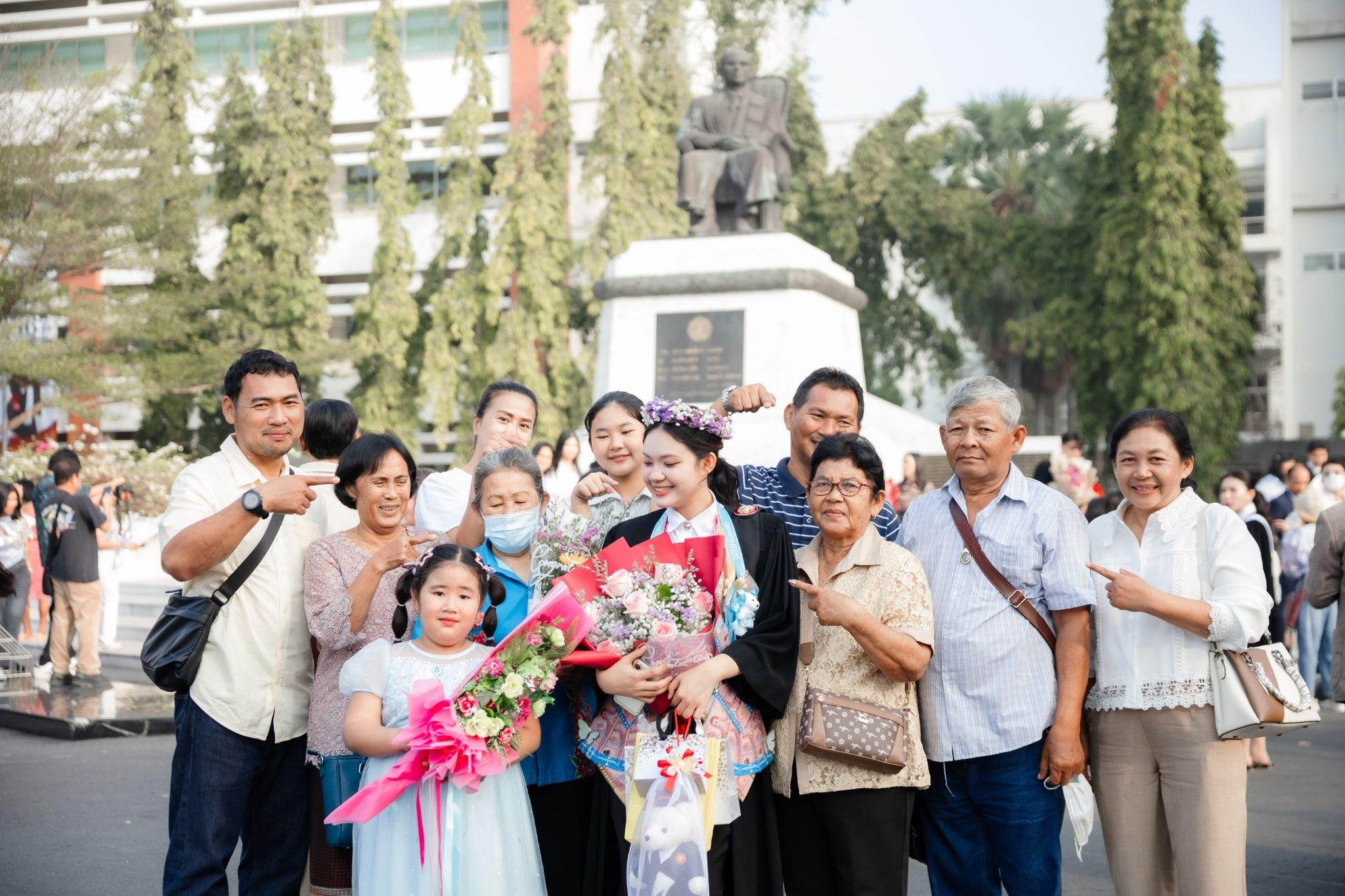ผลงานรับปริญญา มหาวิทยาลัยธรรมศาสตร์ โดย SixSax Photo ภาพที่ 2