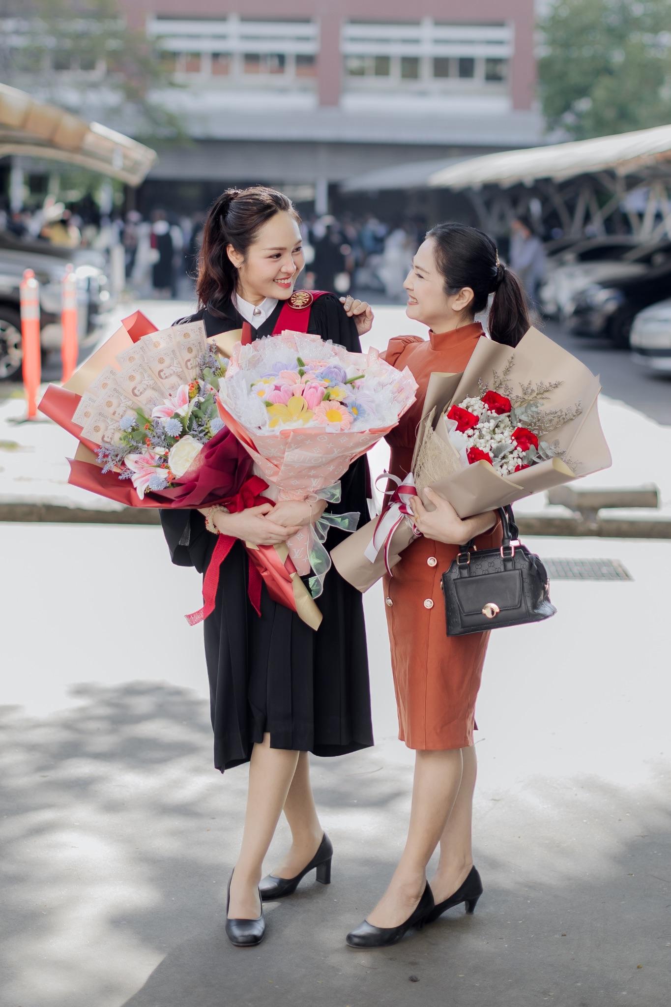 ผลงานรับปริญญา มหาวิทยาลัยธรรมศาสตร์ โดย AKE. ภาพที่ 9