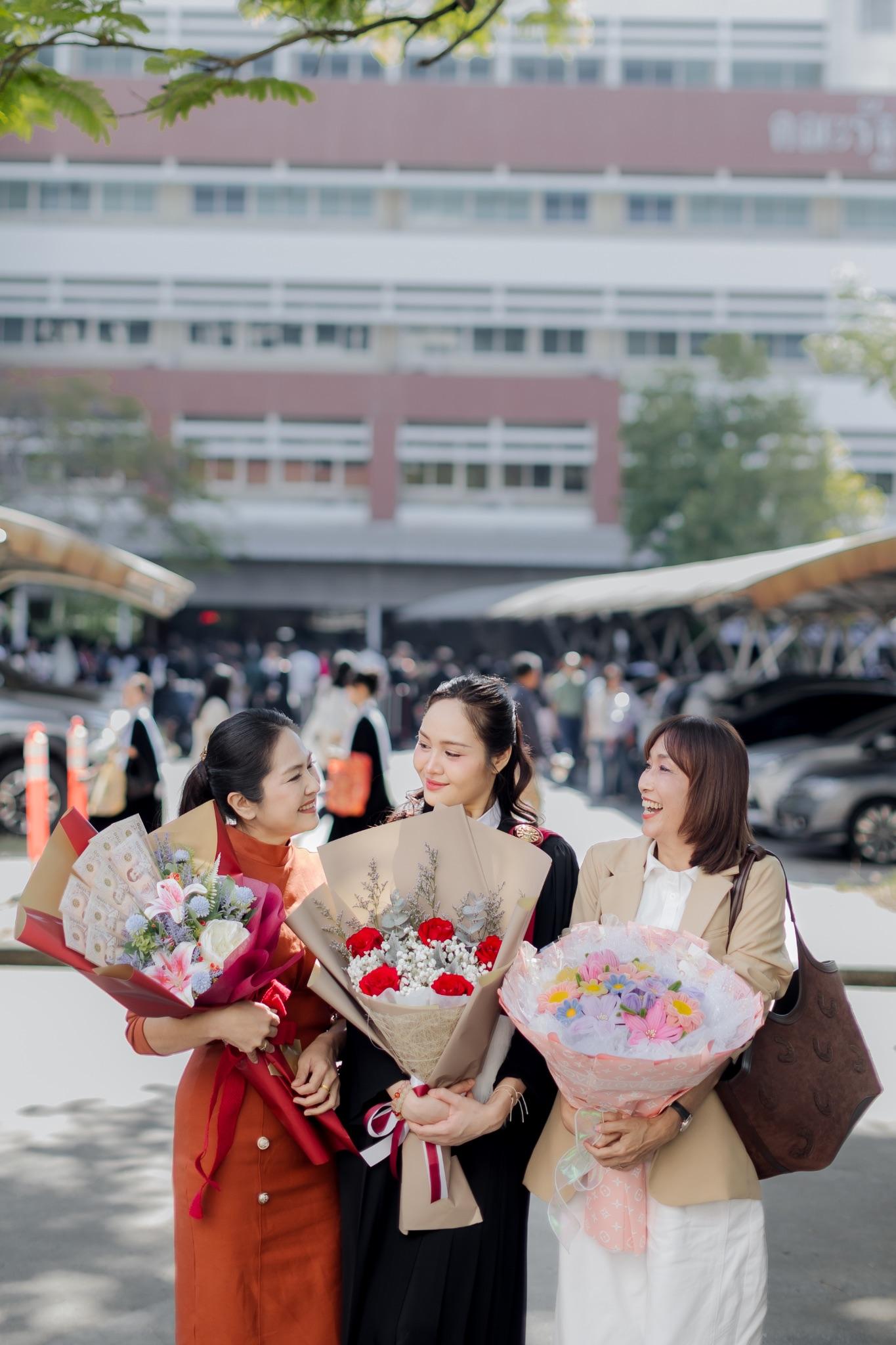 ผลงานรับปริญญา มหาวิทยาลัยธรรมศาสตร์ โดย AKE. ภาพที่ 11