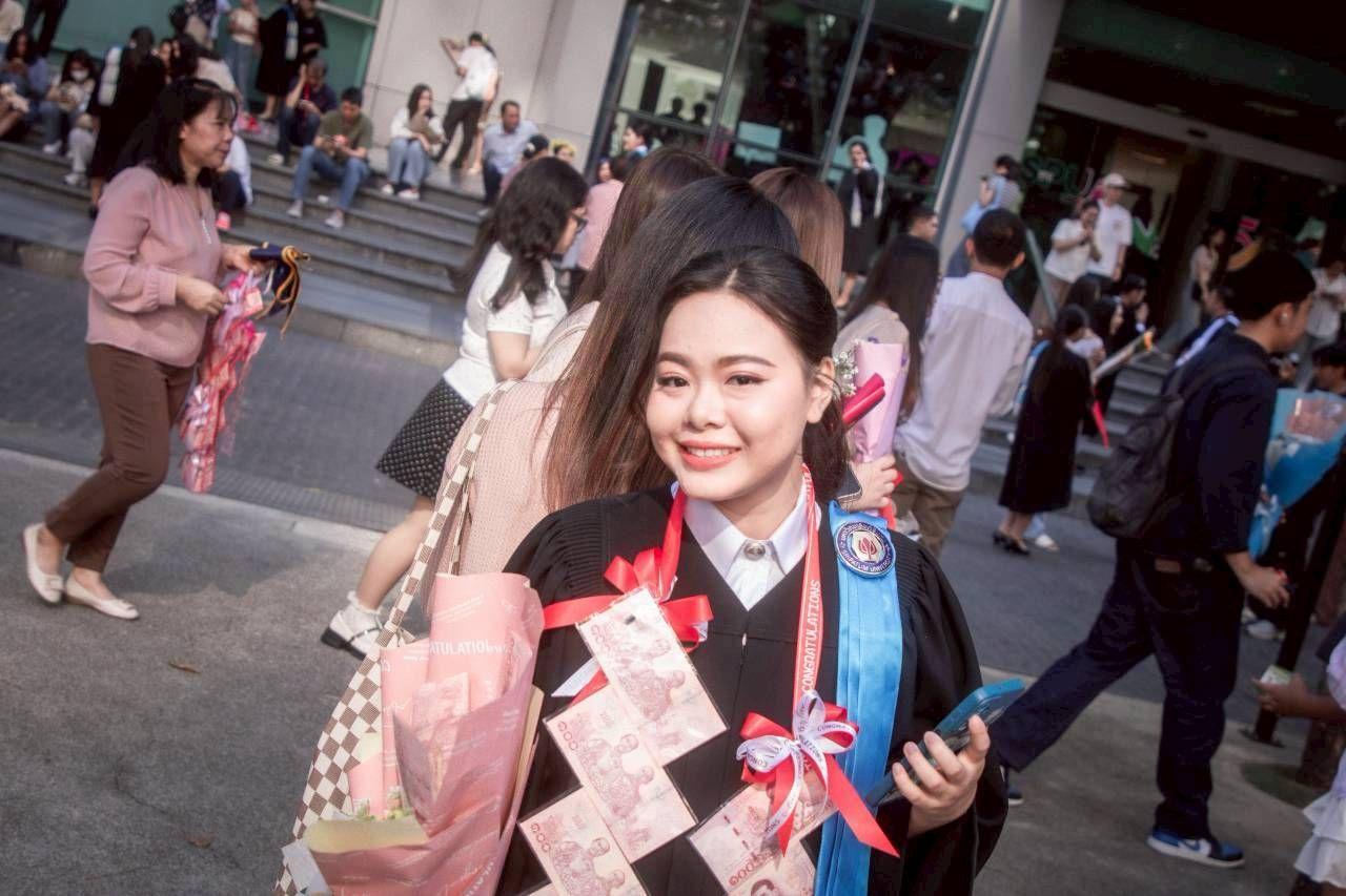 ผลงานรับปริญญา มหาวิทยาลัยศรีปทุม โดย F1RSTT.SHOTT ภาพที่ 15