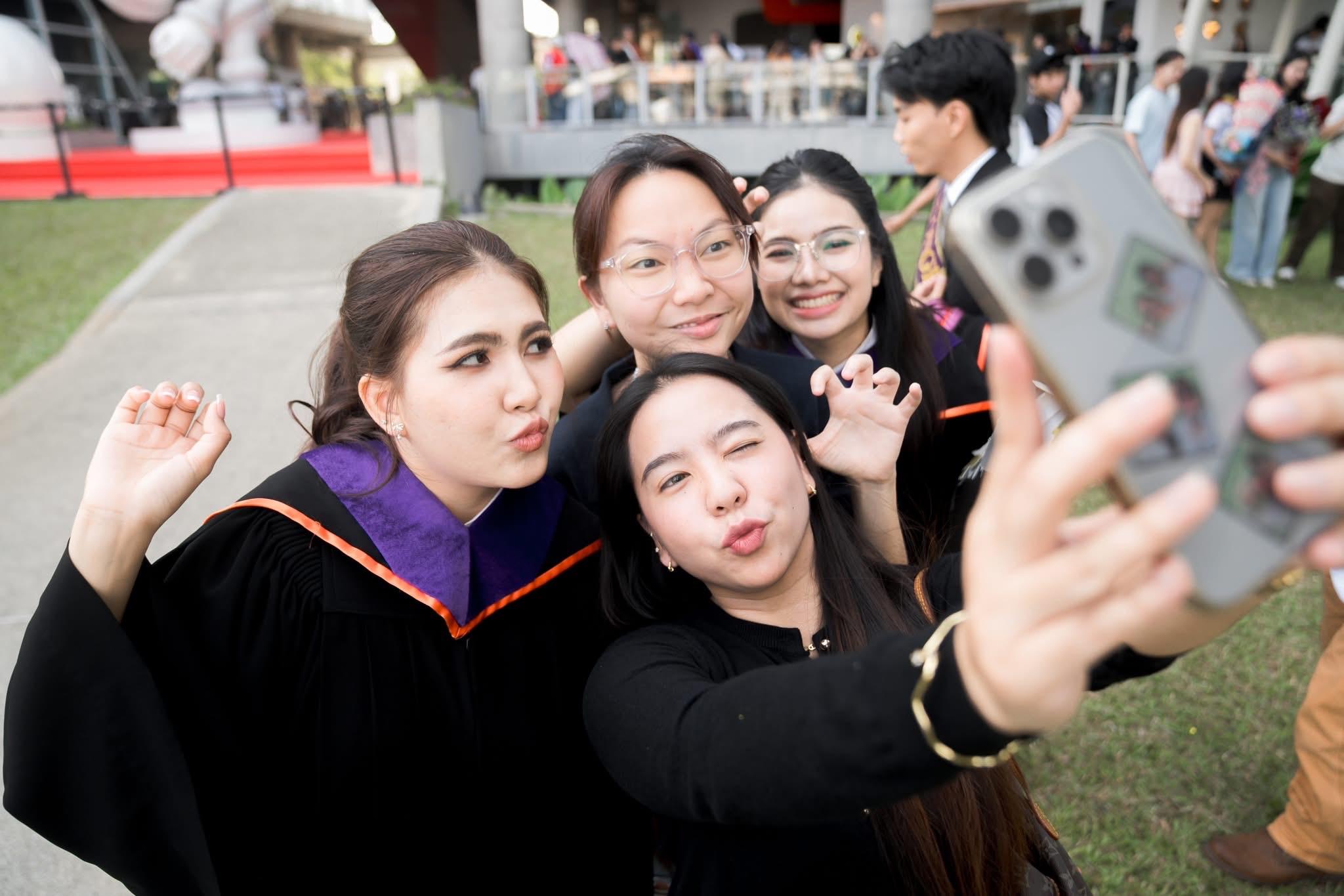 ผลงานรับปริญญา โดย Novemb ภาพที่ 2