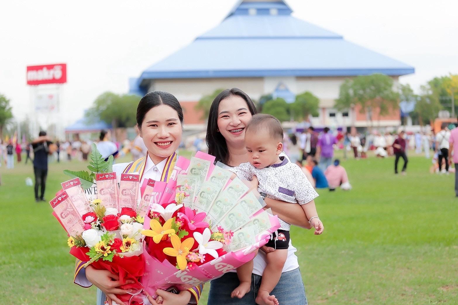 ผลงานรับปริญญา มหาวิทยาลัยกาฬสินธุ์ โดย ผ้าขาวม้าPhoto ภาพที่ 13