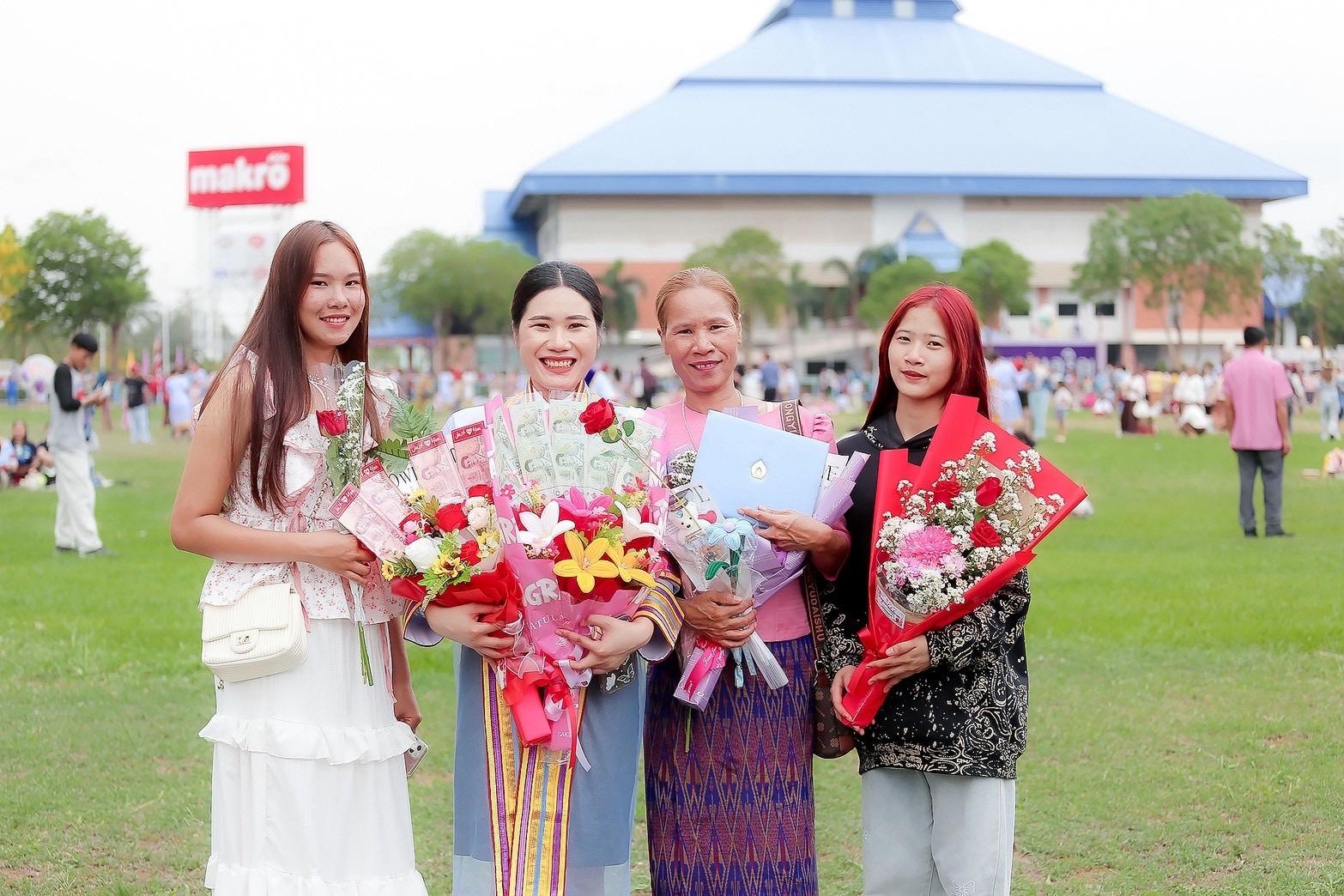 ผลงานรับปริญญา มหาวิทยาลัยกาฬสินธุ์ โดย ผ้าขาวม้าPhoto ภาพที่ 12