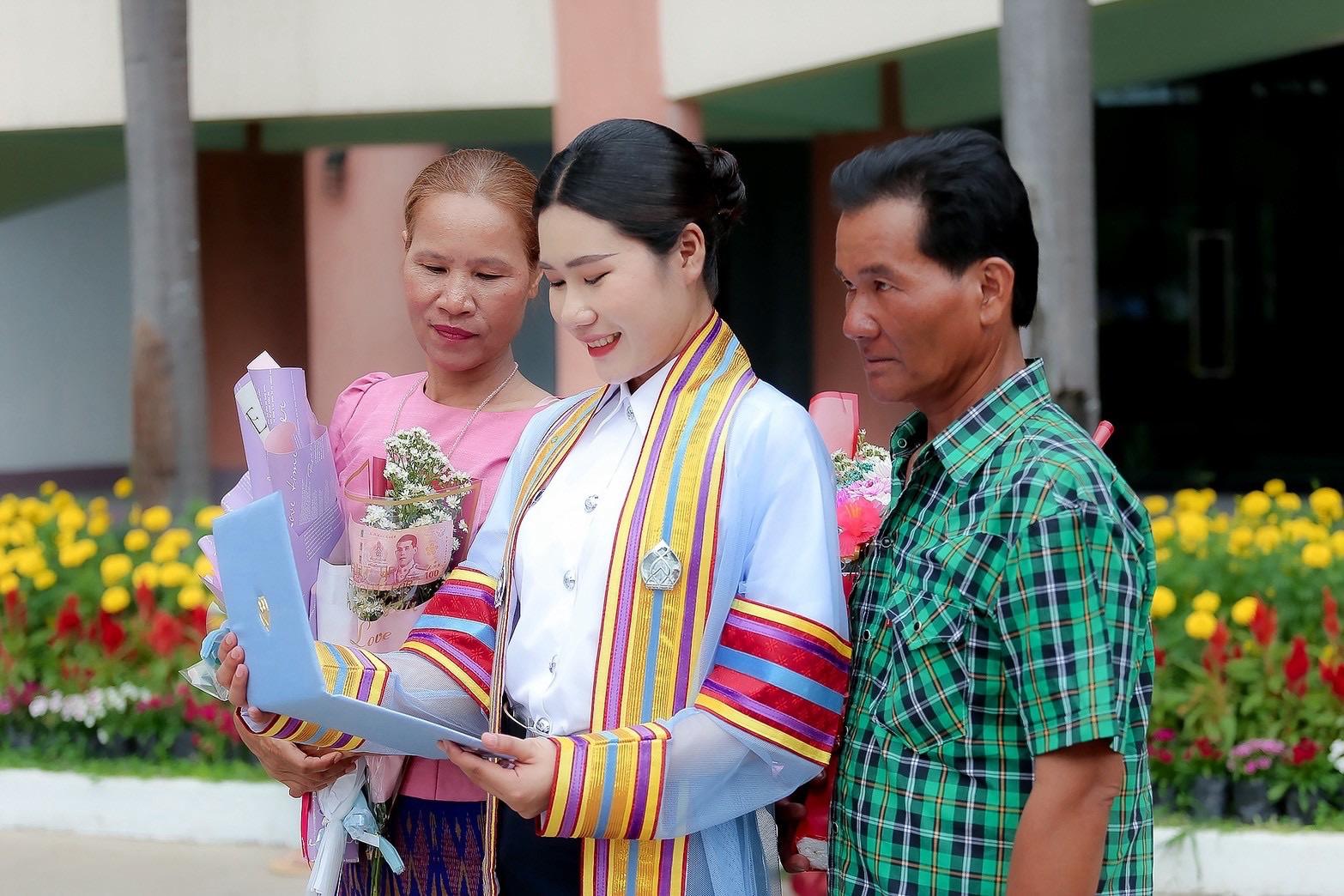 ผลงานรับปริญญา มหาวิทยาลัยกาฬสินธุ์ โดย ผ้าขาวม้าPhoto ภาพที่ 11