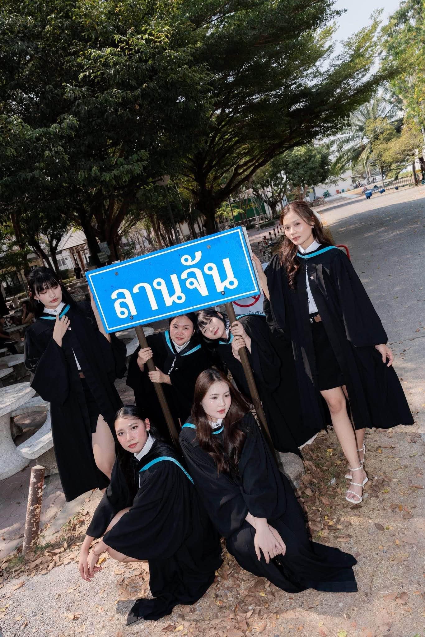 ผลงานรับปริญญา มหาวิทยาลัยศิลปากร โดย PeyuttFoto ภาพที่ 1