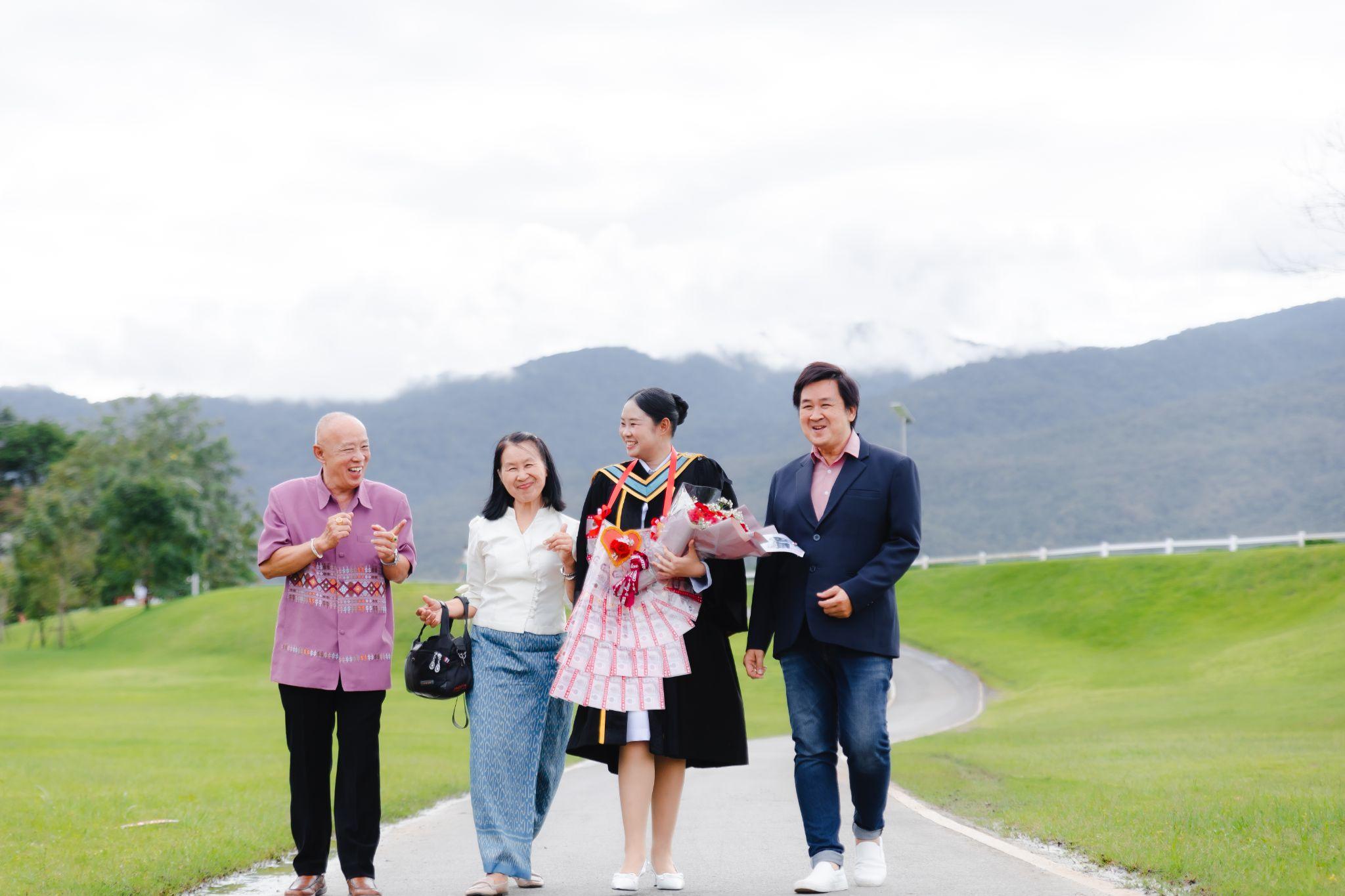 ผลงานรับปริญญา โดย มาร์ช ภาพที่ 4
