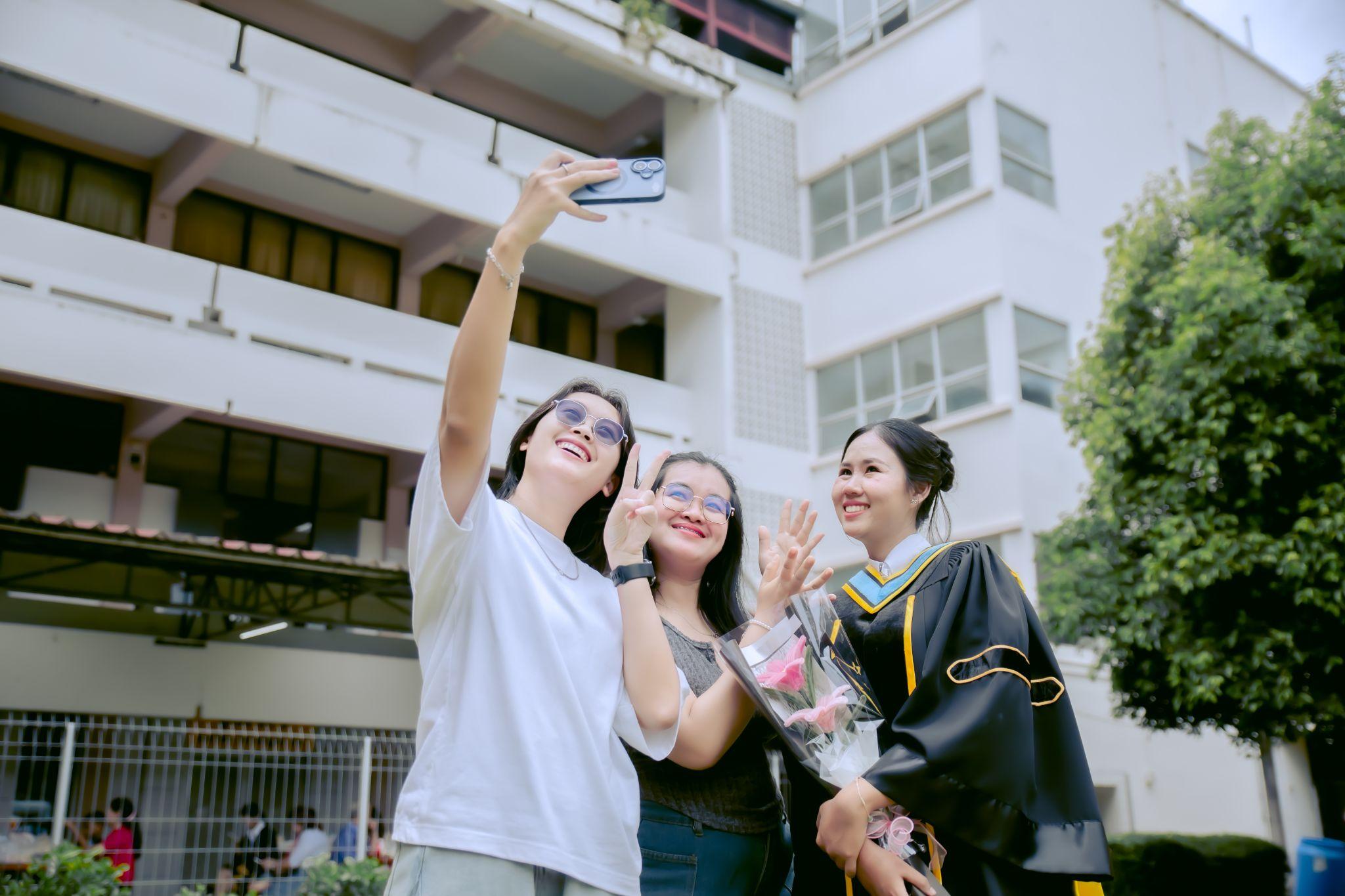 ผลงานรับปริญญา มหาวิทยาลัยราชภัฏเชียงใหม่ โดย มาร์ช ภาพที่ 11