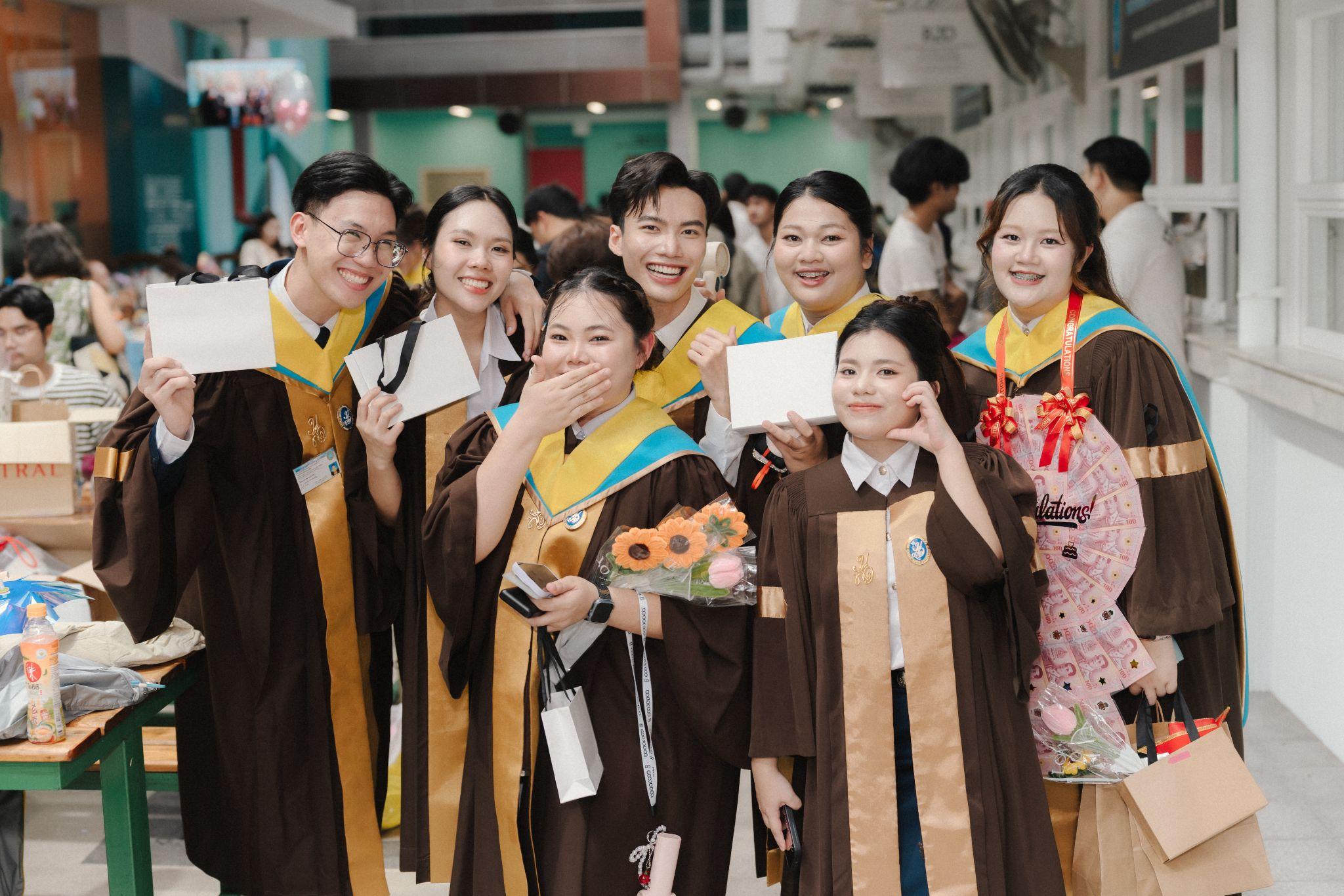 ผลงานรับปริญญา มหาวิทยาลัยสวนดุสิต โดย Bewaperture ภาพที่ 8