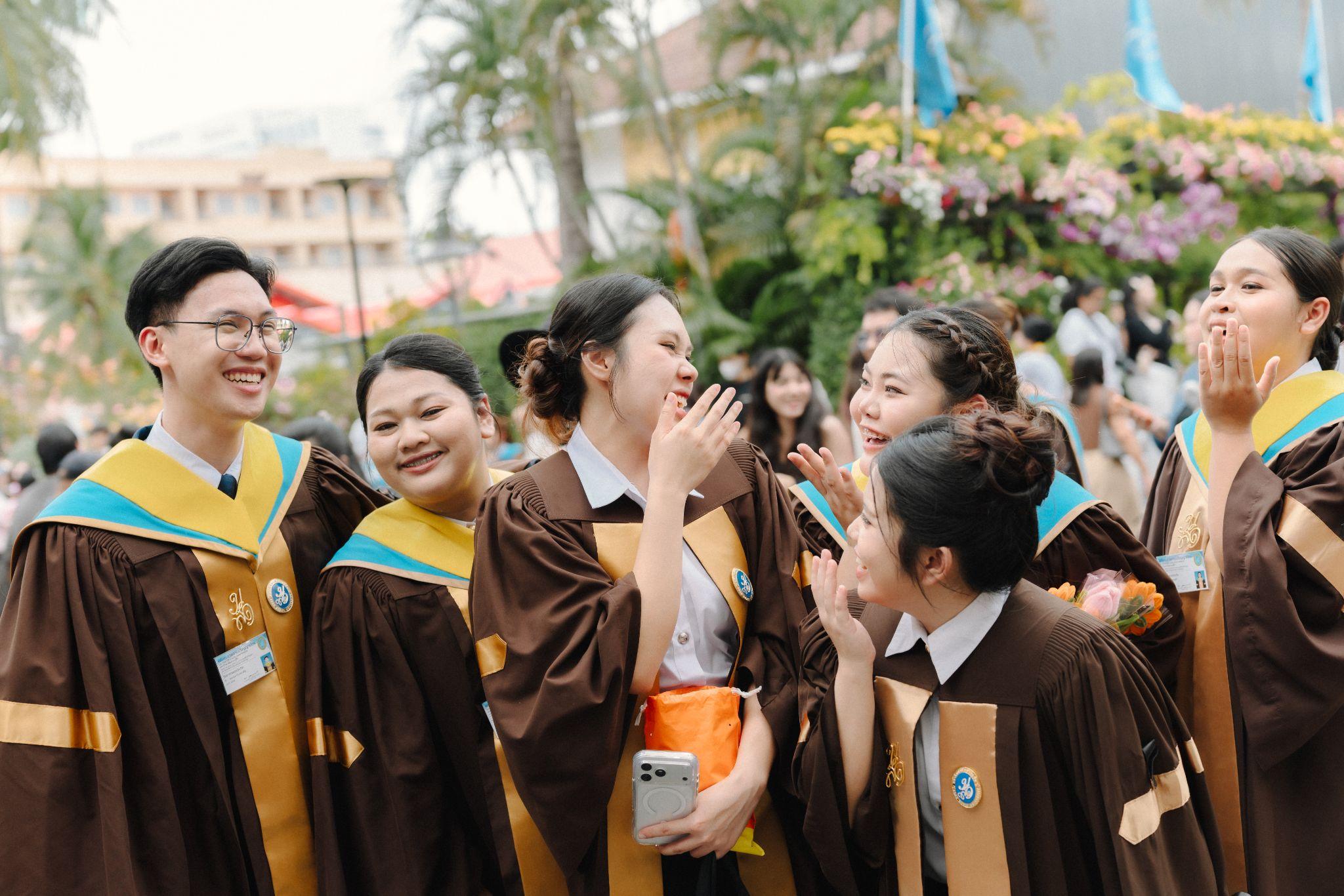 ผลงานรับปริญญา มหาวิทยาลัยสวนดุสิต โดย Bewaperture ภาพที่ 12