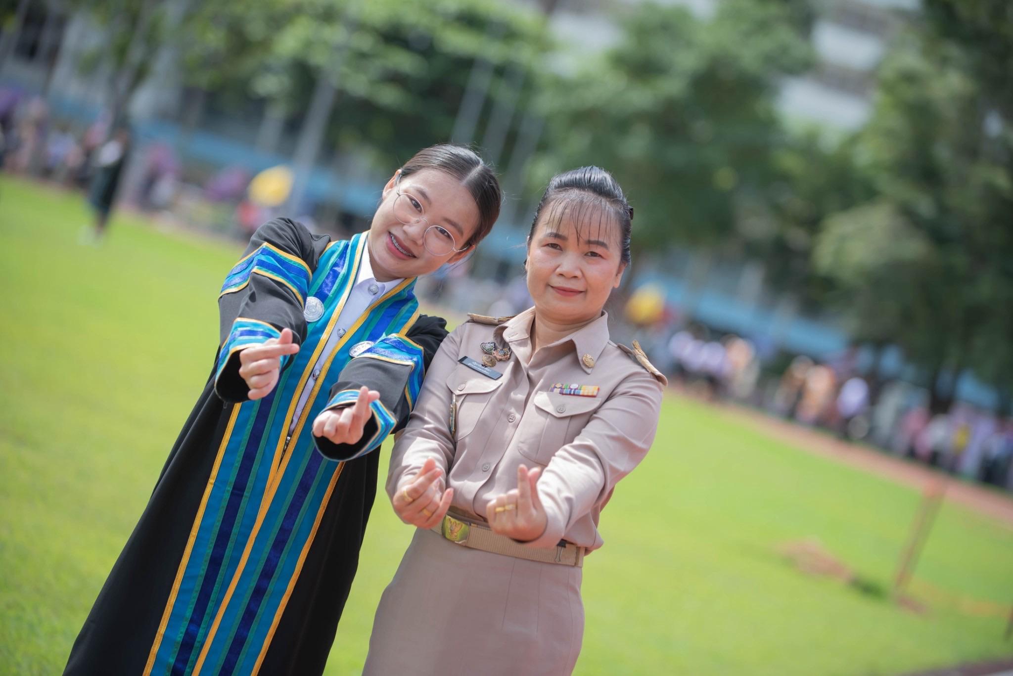 ผลงานรับปริญญา มหาวิทยาลัยราชภัฏอุตรดิตถ์ โดย โบว์ ภาพที่ 4