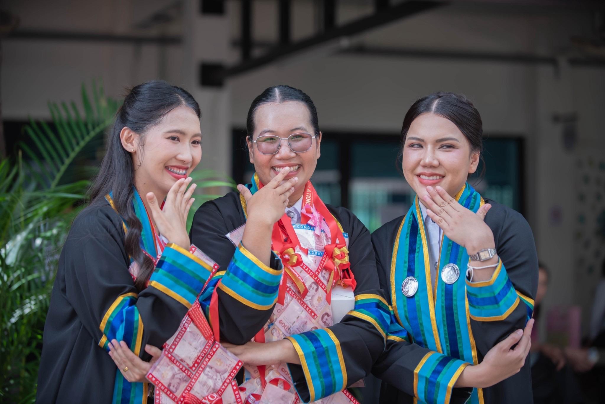 ผลงานรับปริญญา มหาวิทยาลัยราชภัฏอุตรดิตถ์ โดย โบว์ ภาพที่ 11