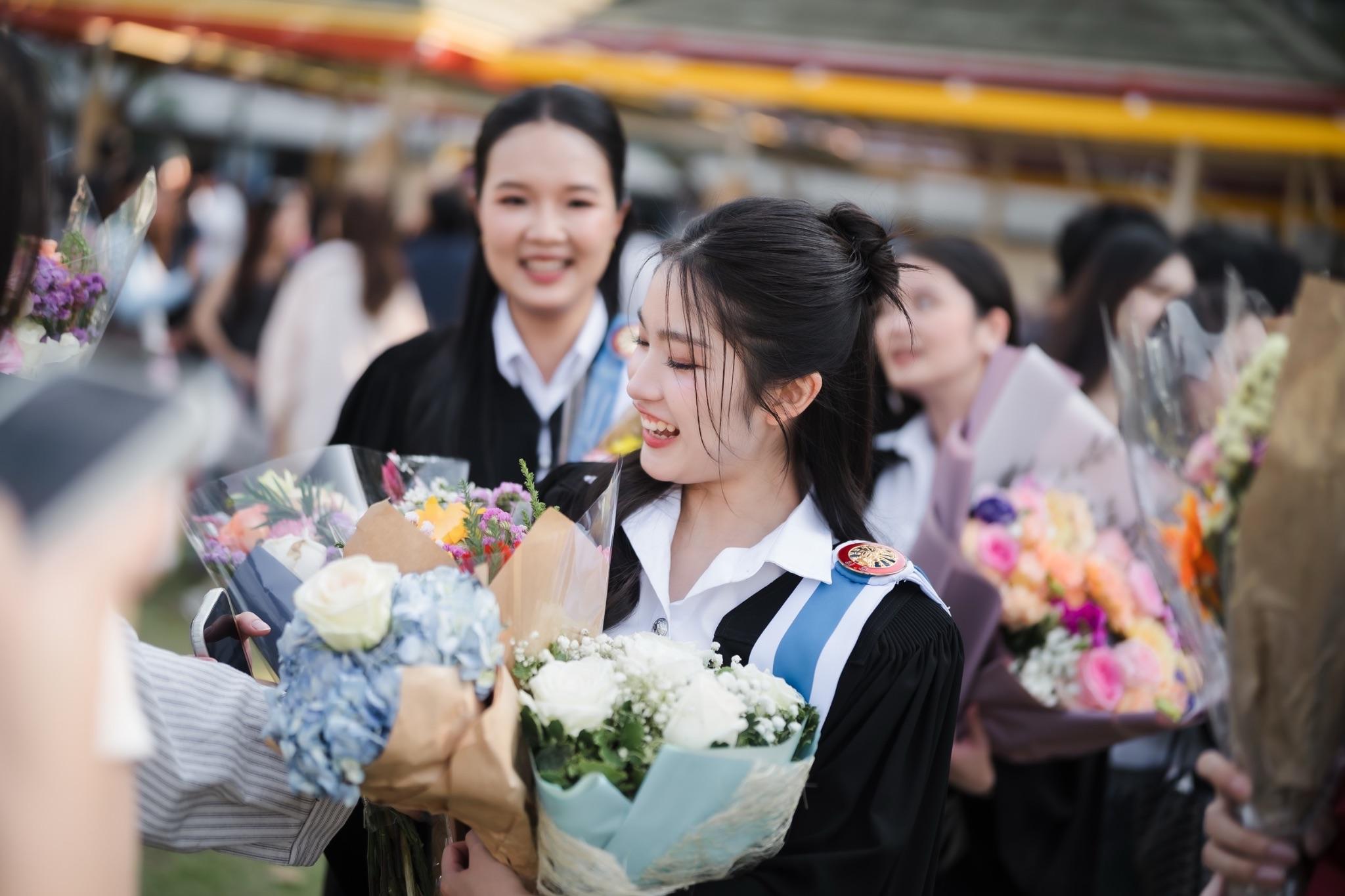 ผลงานรับปริญญา มหาวิทยาลัยธรรมศาสตร์ โดย นุตประวีณ การภาพ ภาพที่ 9