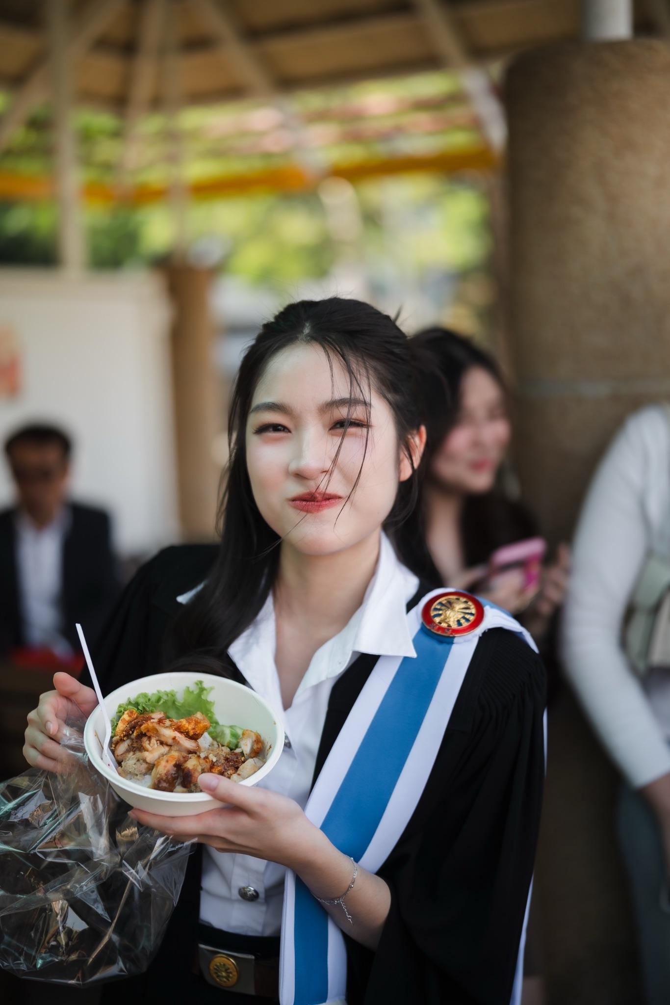 ผลงานรับปริญญา มหาวิทยาลัยธรรมศาสตร์ โดย นุตประวีณ การภาพ ภาพที่ 15