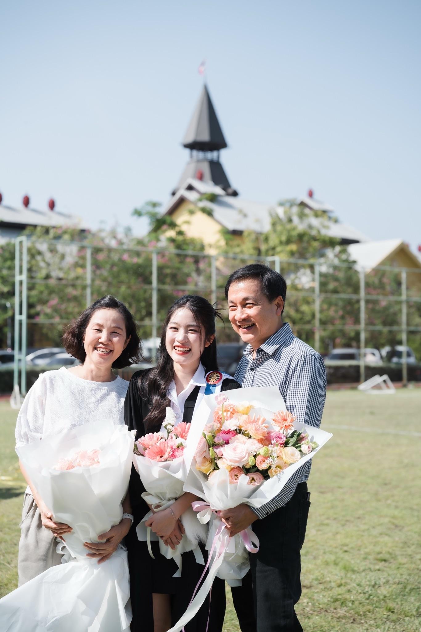 ผลงานรับปริญญา มหาวิทยาลัยธรรมศาสตร์ โดย นุตประวีณ การภาพ ภาพที่ 14