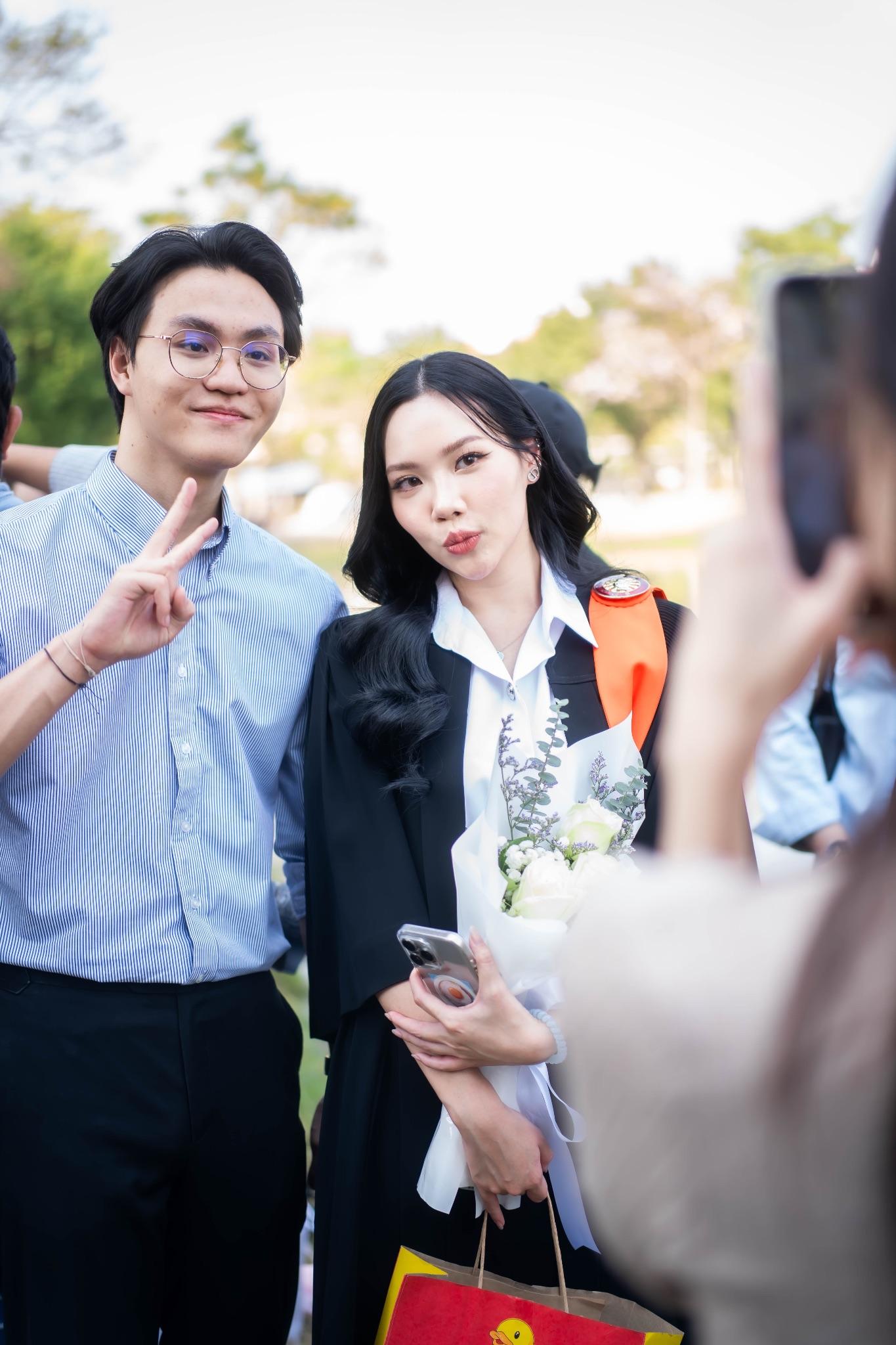 ผลงานรับปริญญา มหาวิทยาลัยธรรมศาสตร์ โดย Portfoli-oat ภาพที่ 6