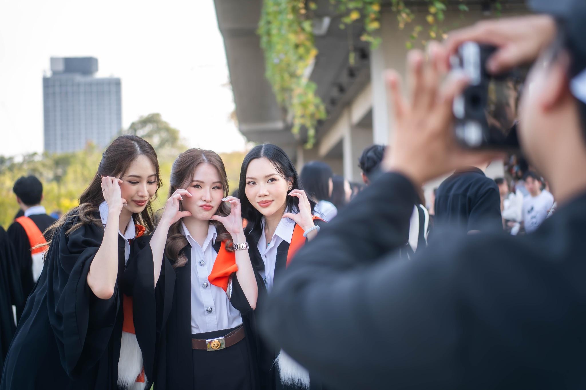 ผลงานรับปริญญา มหาวิทยาลัยธรรมศาสตร์ โดย Portfoli-oat ภาพที่ 7
