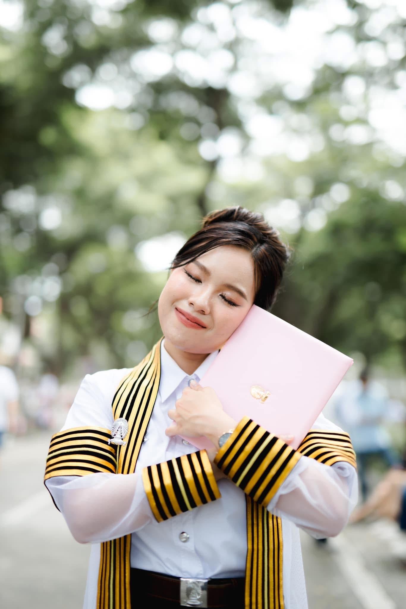 ผลงานรับปริญญา จุฬาลงกรณ์มหาวิทยาลัย โดย Mika 7 Foto ภาพที่ 1