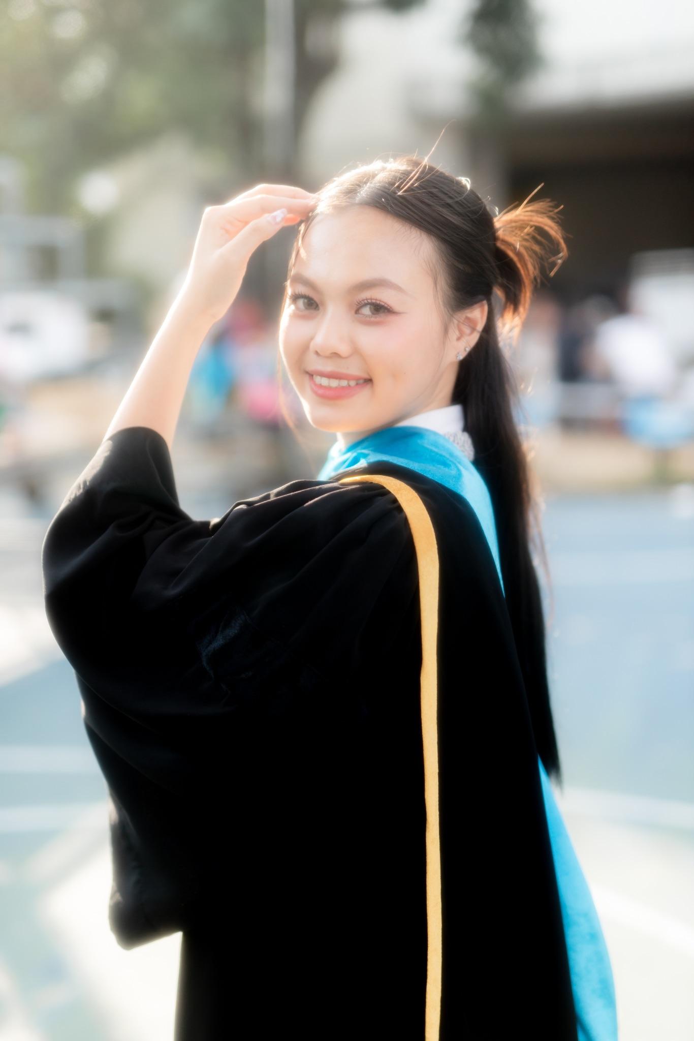 ผลงานรับปริญญา มหาวิทยาลัยหอการค้าไทย โดย Mika 7 Foto ภาพที่ 1