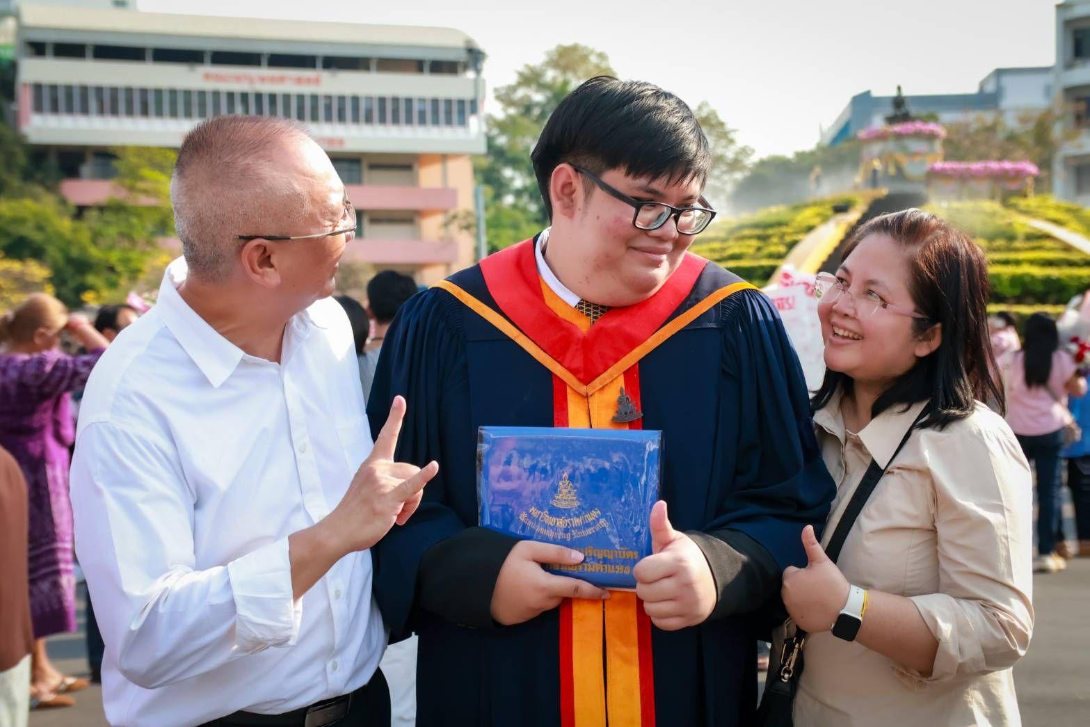 ผลงานรับปริญญา มหาวิทยาลัยรามคำแหง โดย โชค คนสร้างภาพ ภาพที่ 3