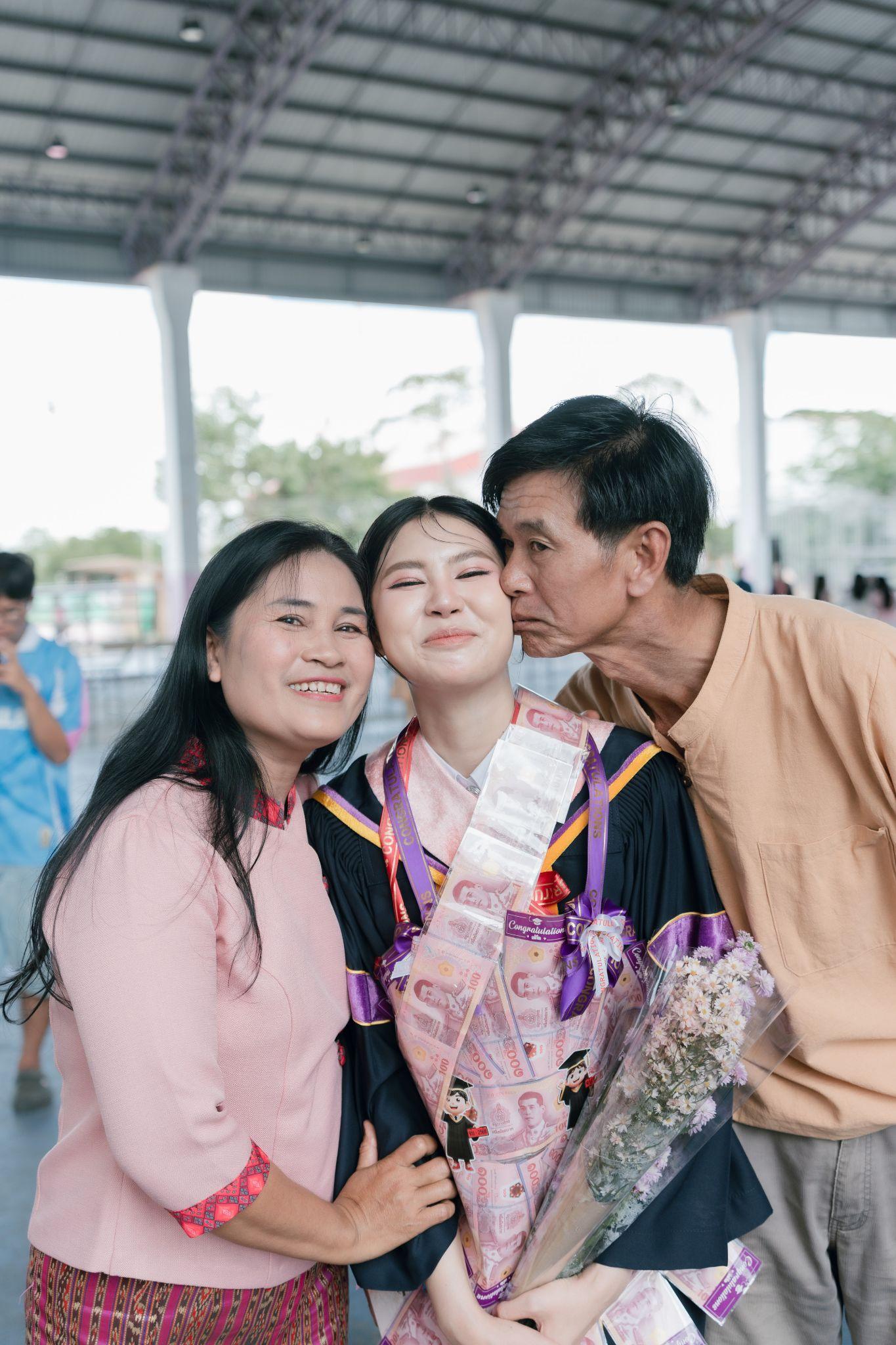 ผลงานรับปริญญา มหาวิทยาลัยราชภัฏบุรีรัมย์ โดย padcha ภาพที่ 14