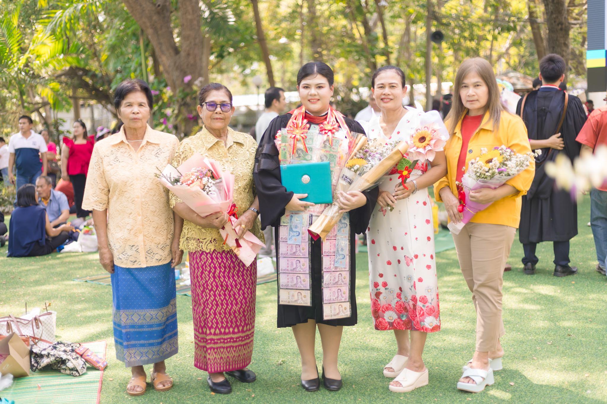ผลงานรับปริญญา มหาวิทยาลัยศิลปากร โดย Nina ภาพที่ 6
