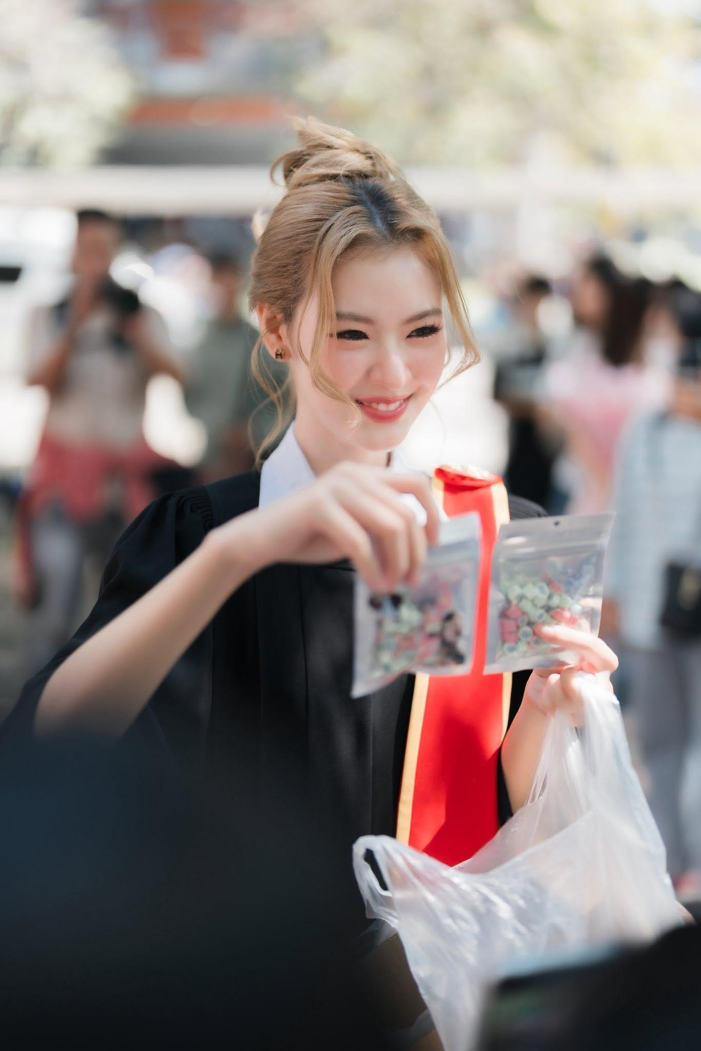 ผลงานรับปริญญา มหาวิทยาลัยธรรมศาสตร์ โดย JJ.Buddy Photographer ภาพที่ 4