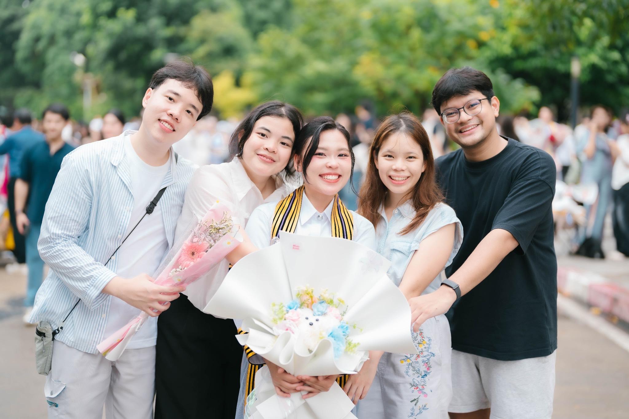 ผลงานรับปริญญา จุฬาลงกรณ์มหาวิทยาลัย โดย favibe__ ภาพที่ 6