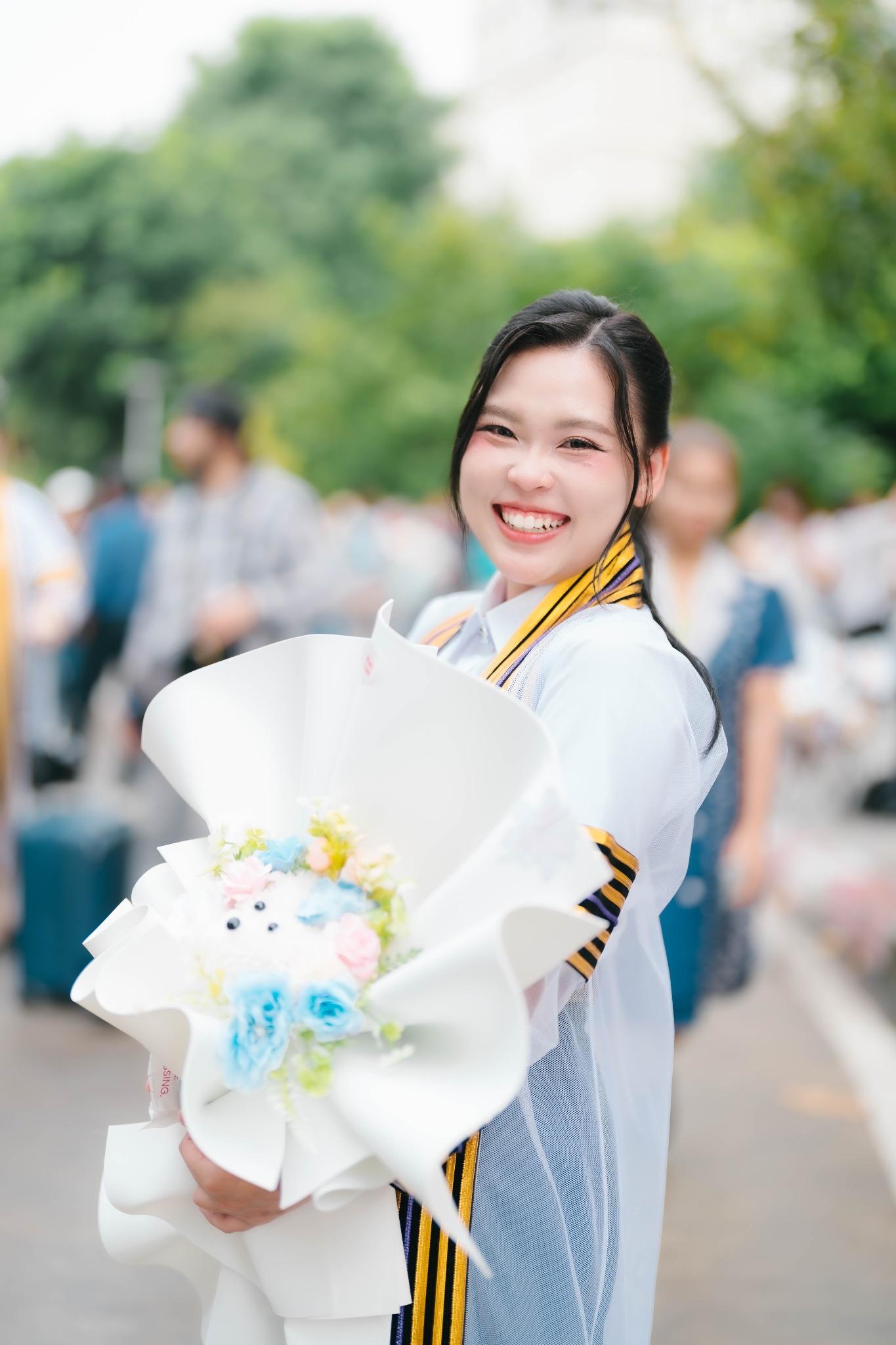 ผลงานรับปริญญา จุฬาลงกรณ์มหาวิทยาลัย โดย favibe__ ภาพที่ 1