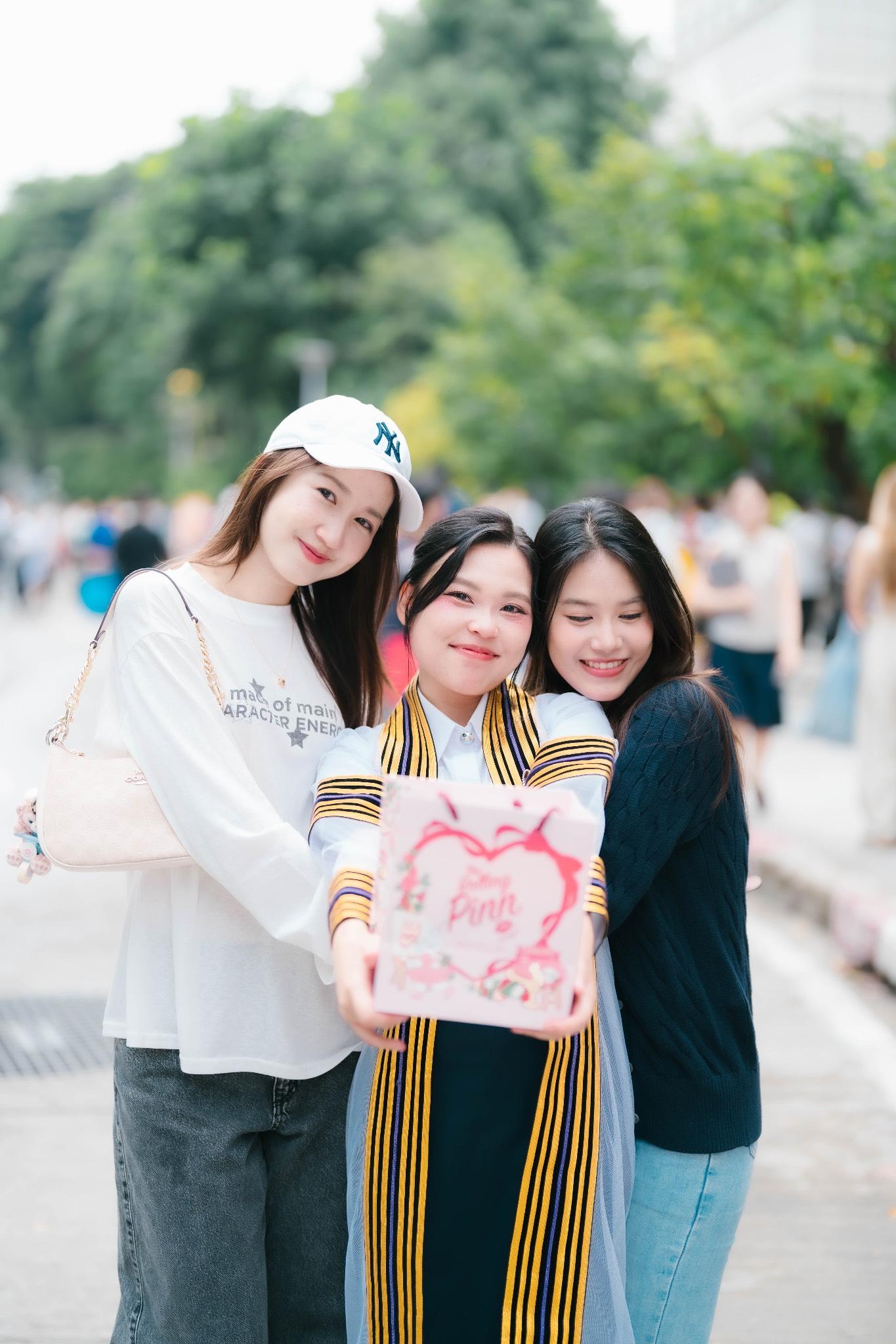 ผลงานรับปริญญา จุฬาลงกรณ์มหาวิทยาลัย โดย favibe__ ภาพที่ 12