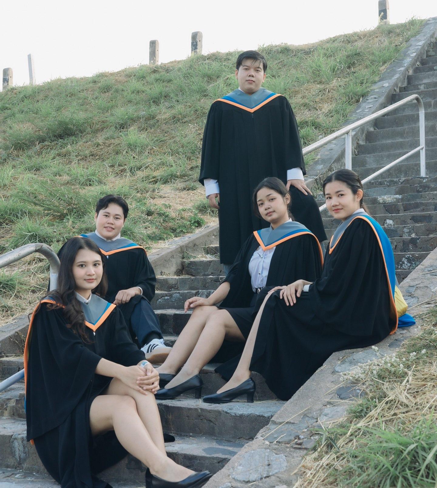 ผลงานรับปริญญา มหาวิทยาลัยบูรพา โดย ตำนักแมวอเมซอน ภาพที่ 2