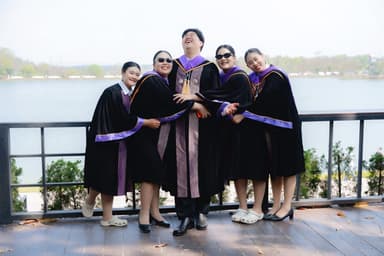 ผลงานรับปริญญา โดย เด็กหิ้วกล้อง ภาพที่ 1